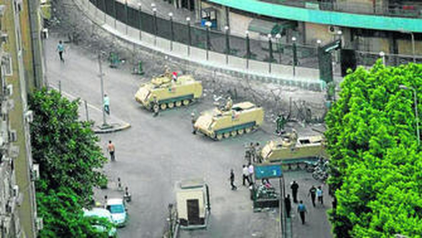 Tres tanques custodiando el Ministerio de Información.
