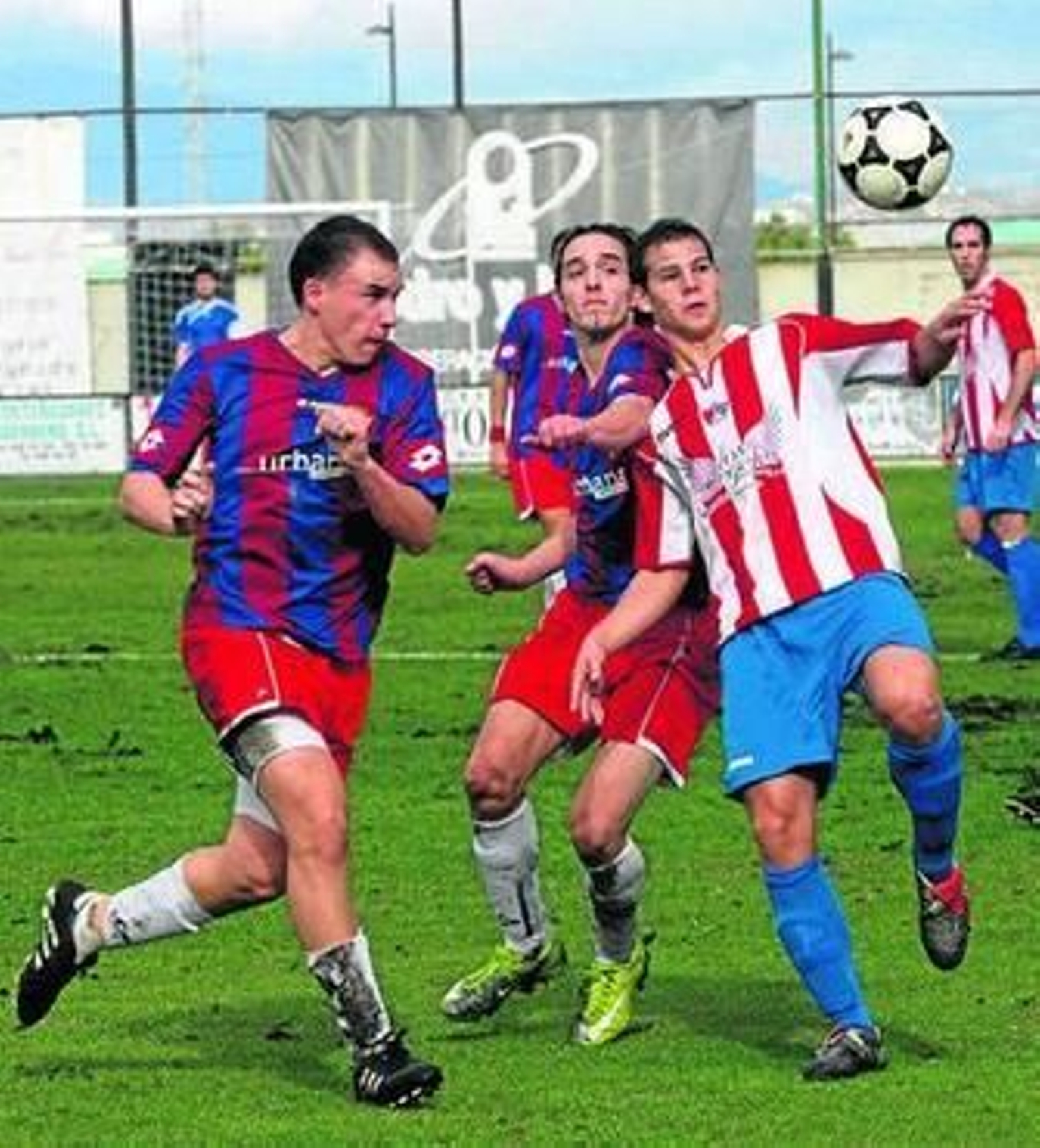 El arenero Luis trata de controlar el cuero ante Cámara y Velasco.