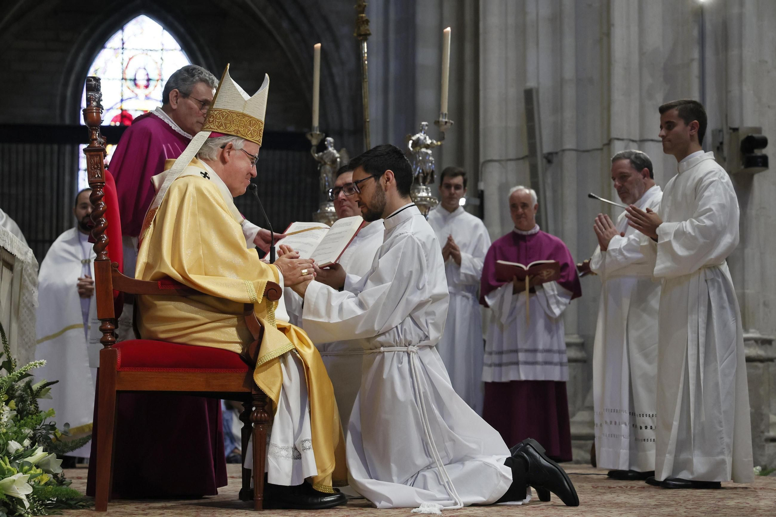 La ordenación de seis nuevos diáconos, entre ellos el Hermano Pablo, secretario del Cardenal Amigo