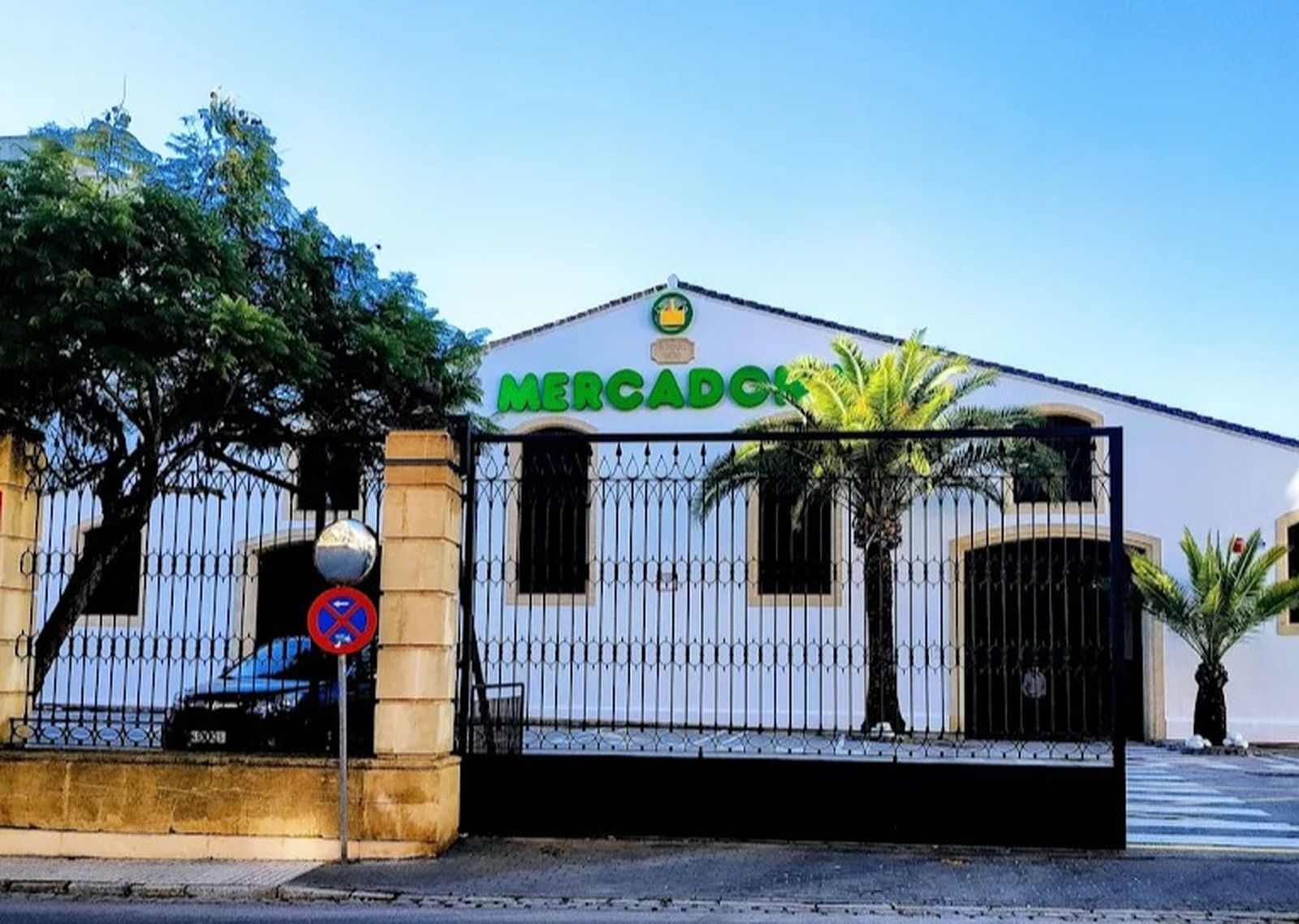Fachada del Mercadona de Divina Pastora, en un casco de bodega. (Jerez).
