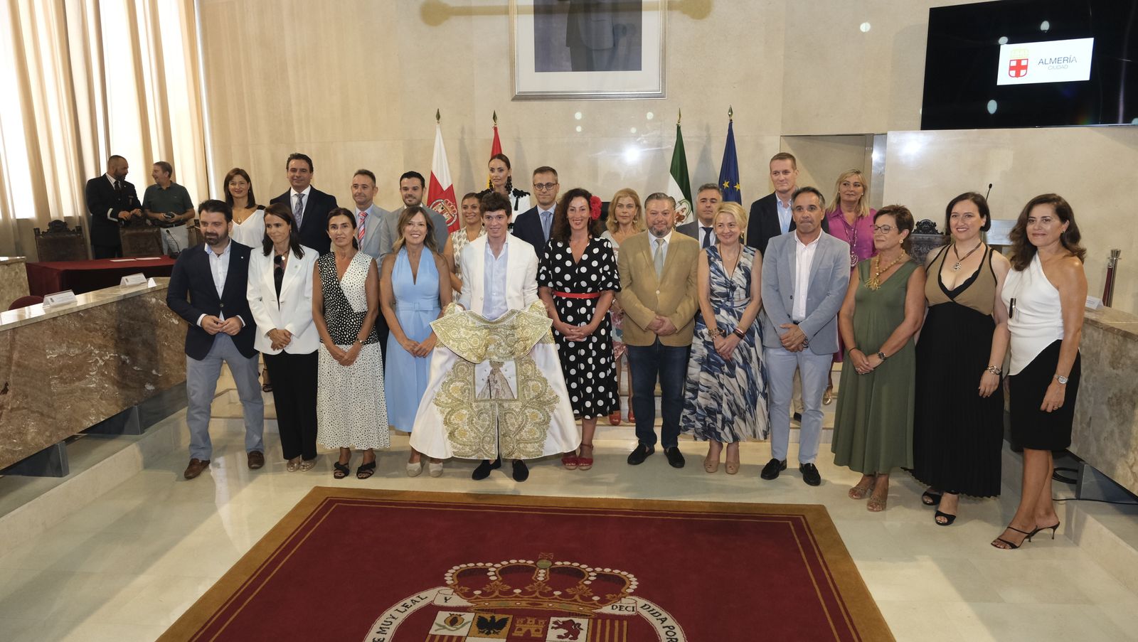 Imágenes de la entrega del Capote de Paseo a Jorge Martínez