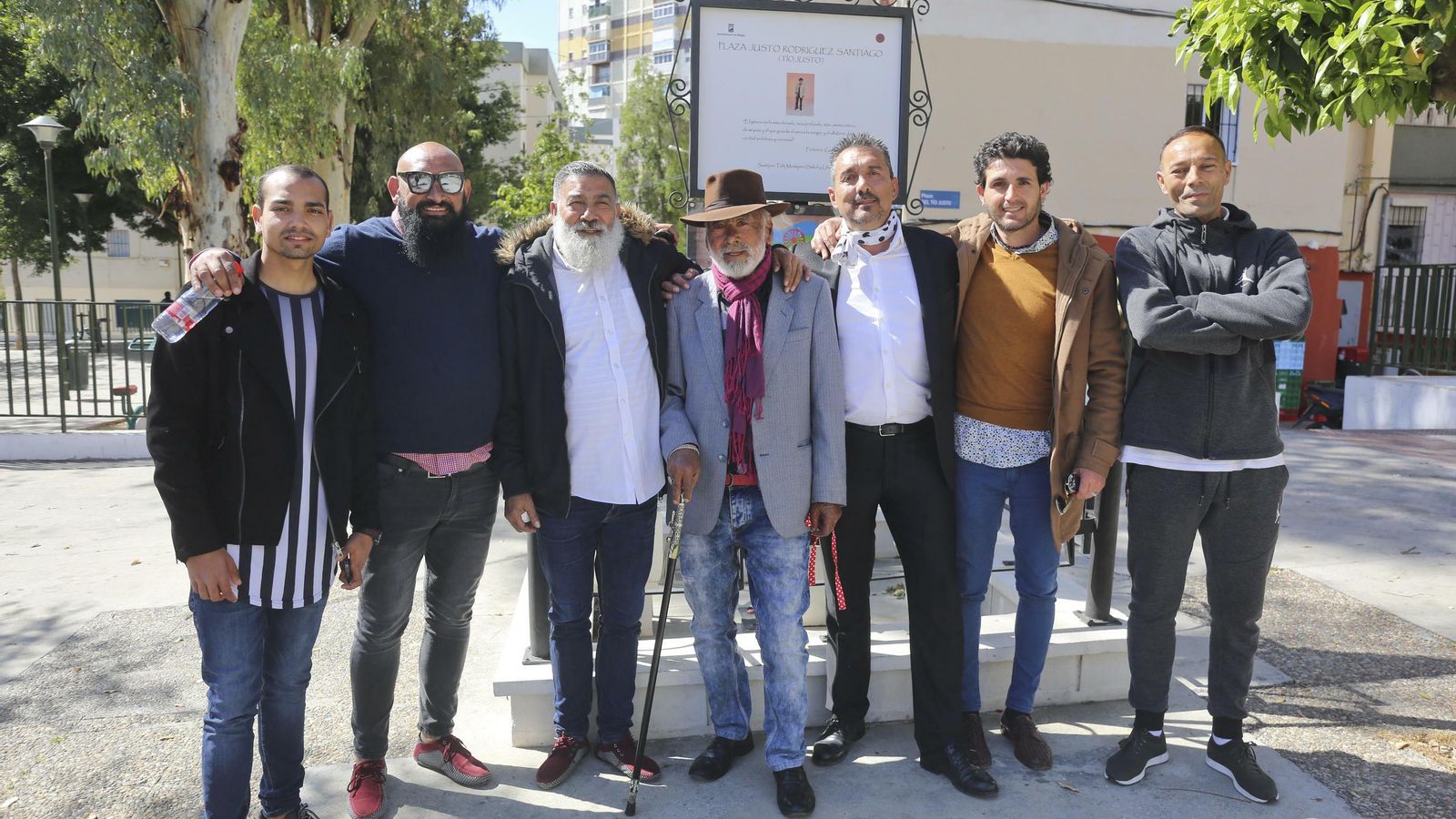 El guardia civil, de paisano, junto con vecinos de La Palmilla