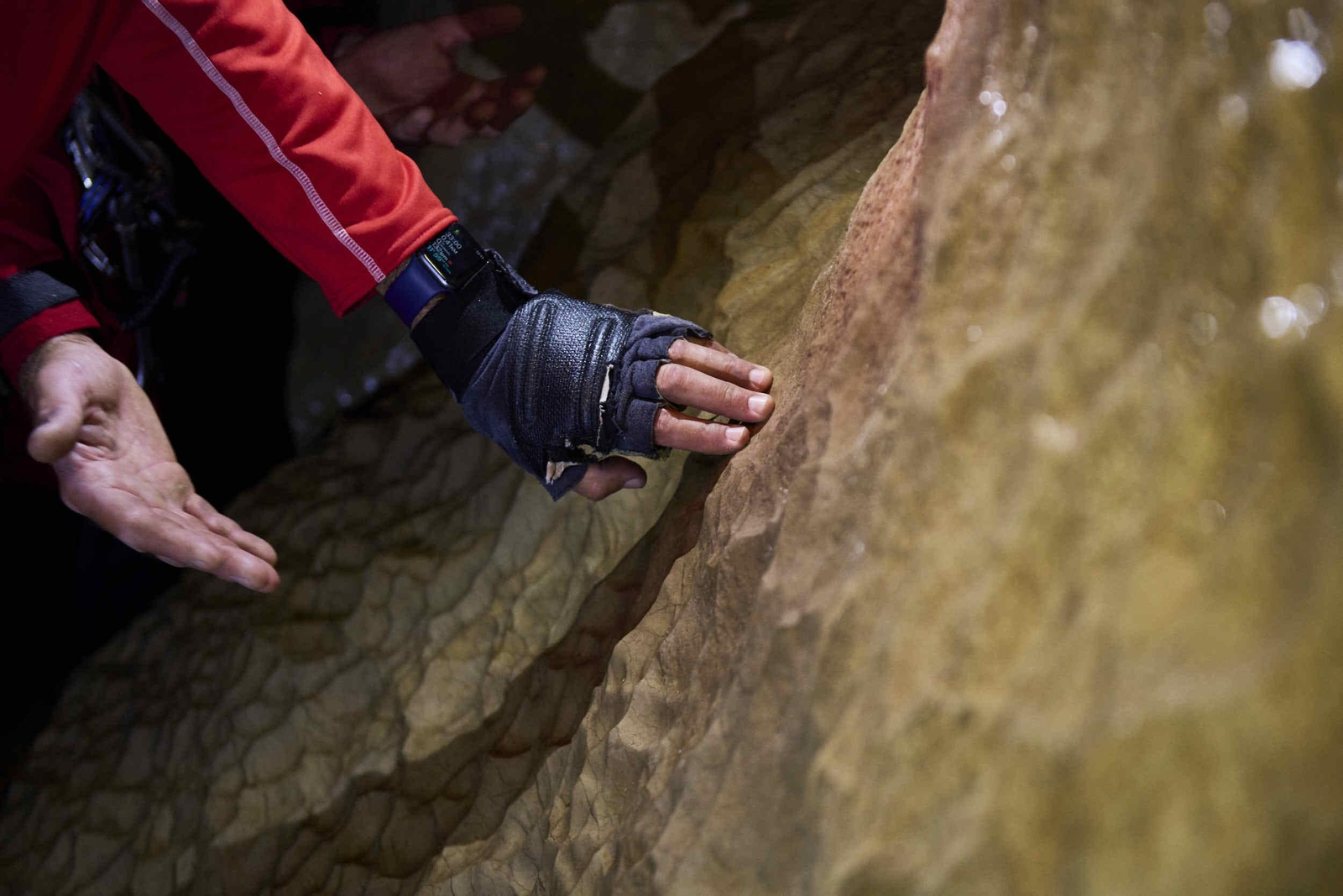 Así descienden dos personas ciegas por una cavidad de 100 metros de profundidad