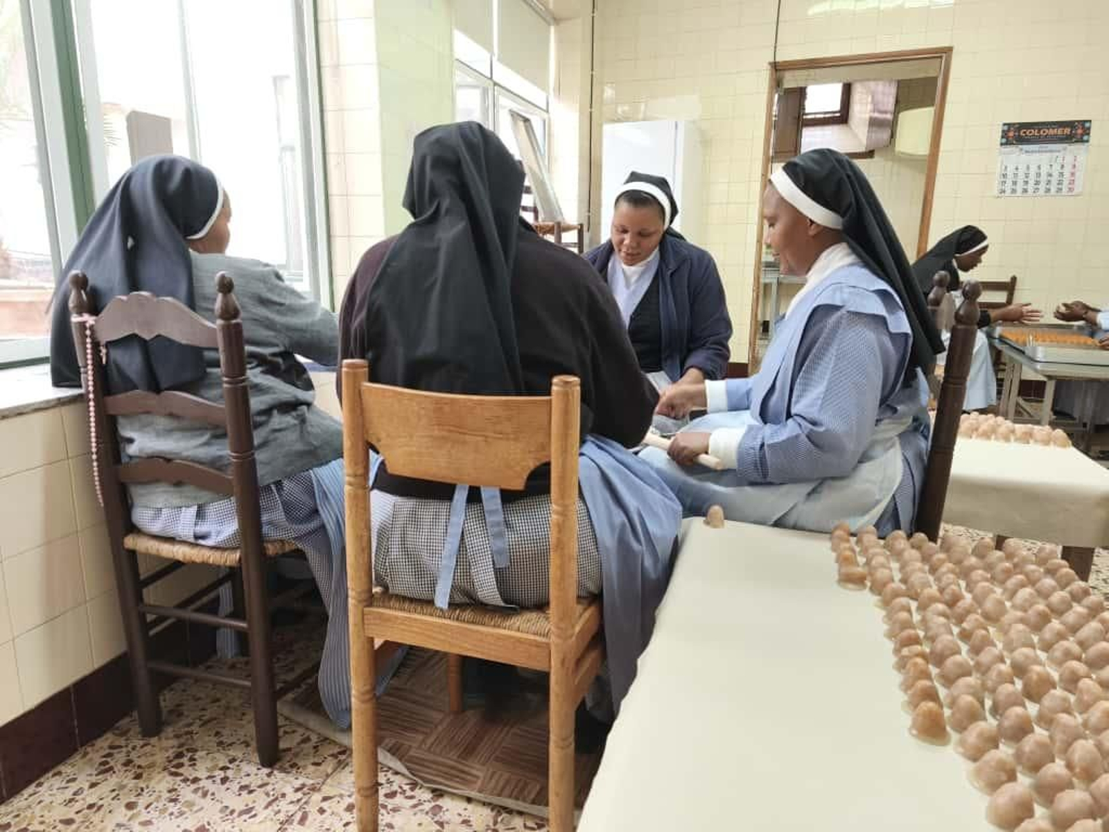 Las religiosas eleborando las yemas.