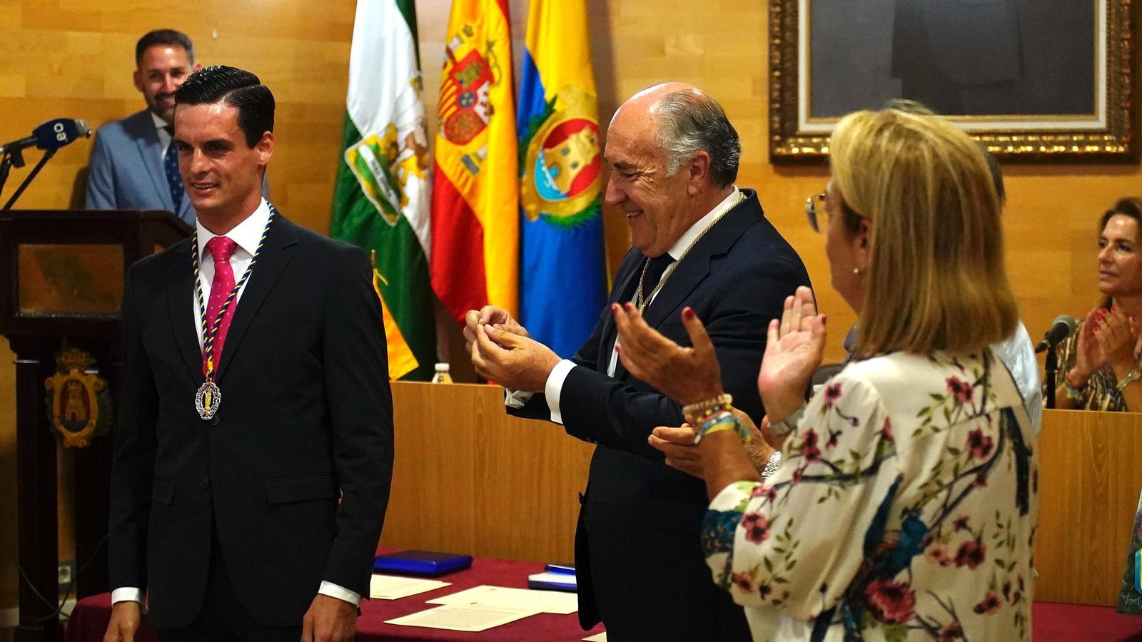 David Galván recoge su galardón. David Galván recoge su galardón.