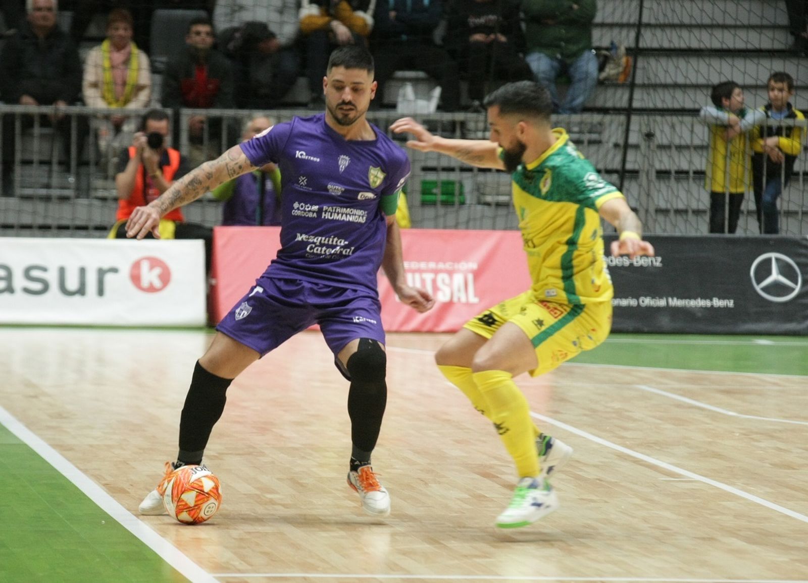 Jesús Rodríguez defiende el balón ante Taborda.