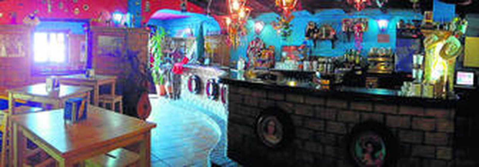 El establecimiento tiene una zona de cantina donde se pueden tomar tapas y otra destinada al restaurante.