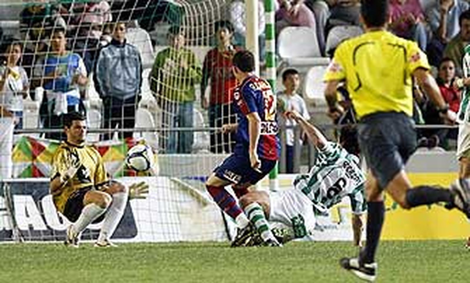 Raúl Navas renueva con el Córdoba hasta 2012