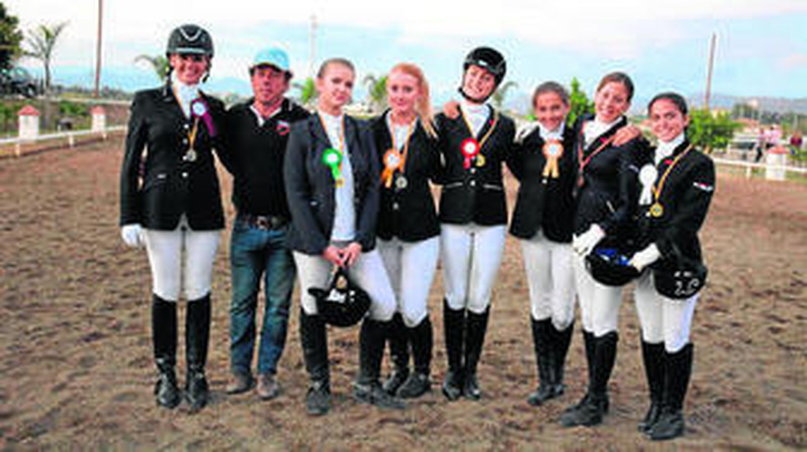 Las amazonas del equipo sanroqueño, ayer en Málaga con su entrenador.