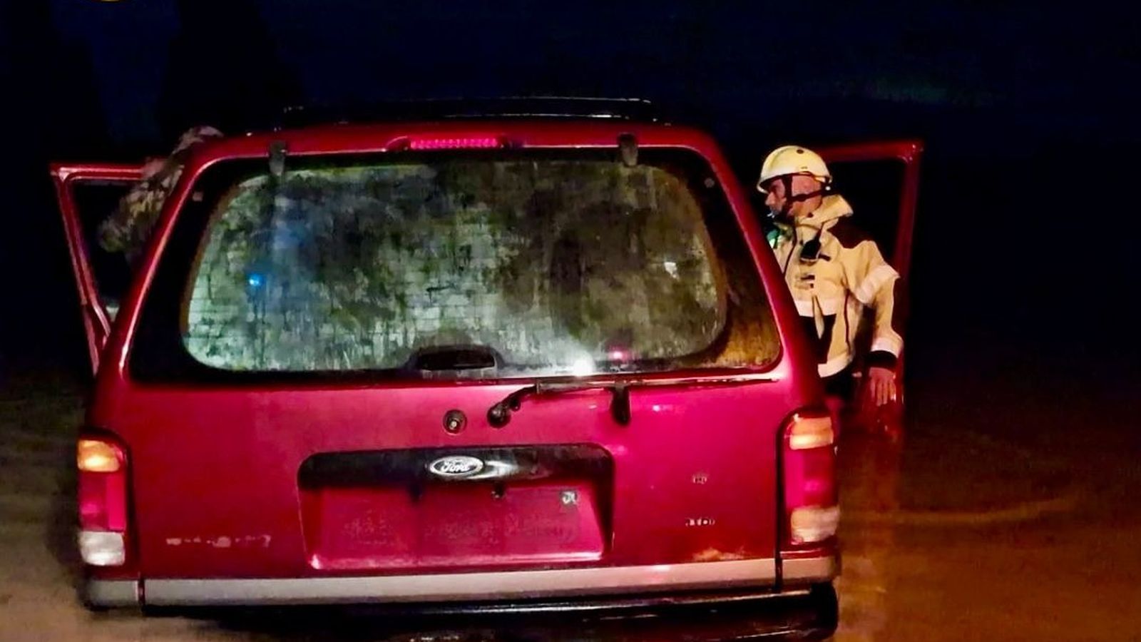 Vehículo con seis personas dentro que han sido rescatadas por los bomberos.