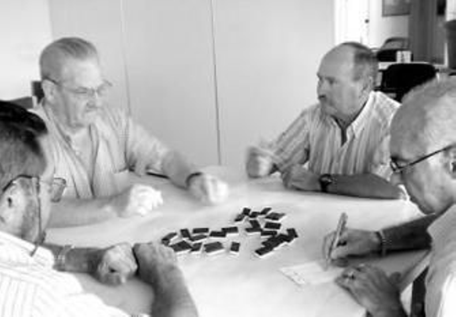 El dominó y los chatos de vino como alternativa para evitar el calor de la mañana