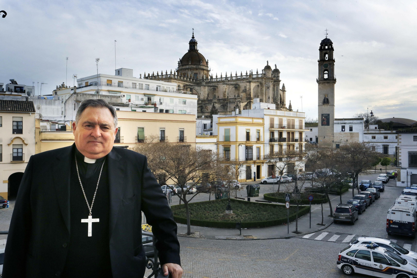El obispo, en la Casa de la Iglesia con la Catedral de Jerez al fondo.