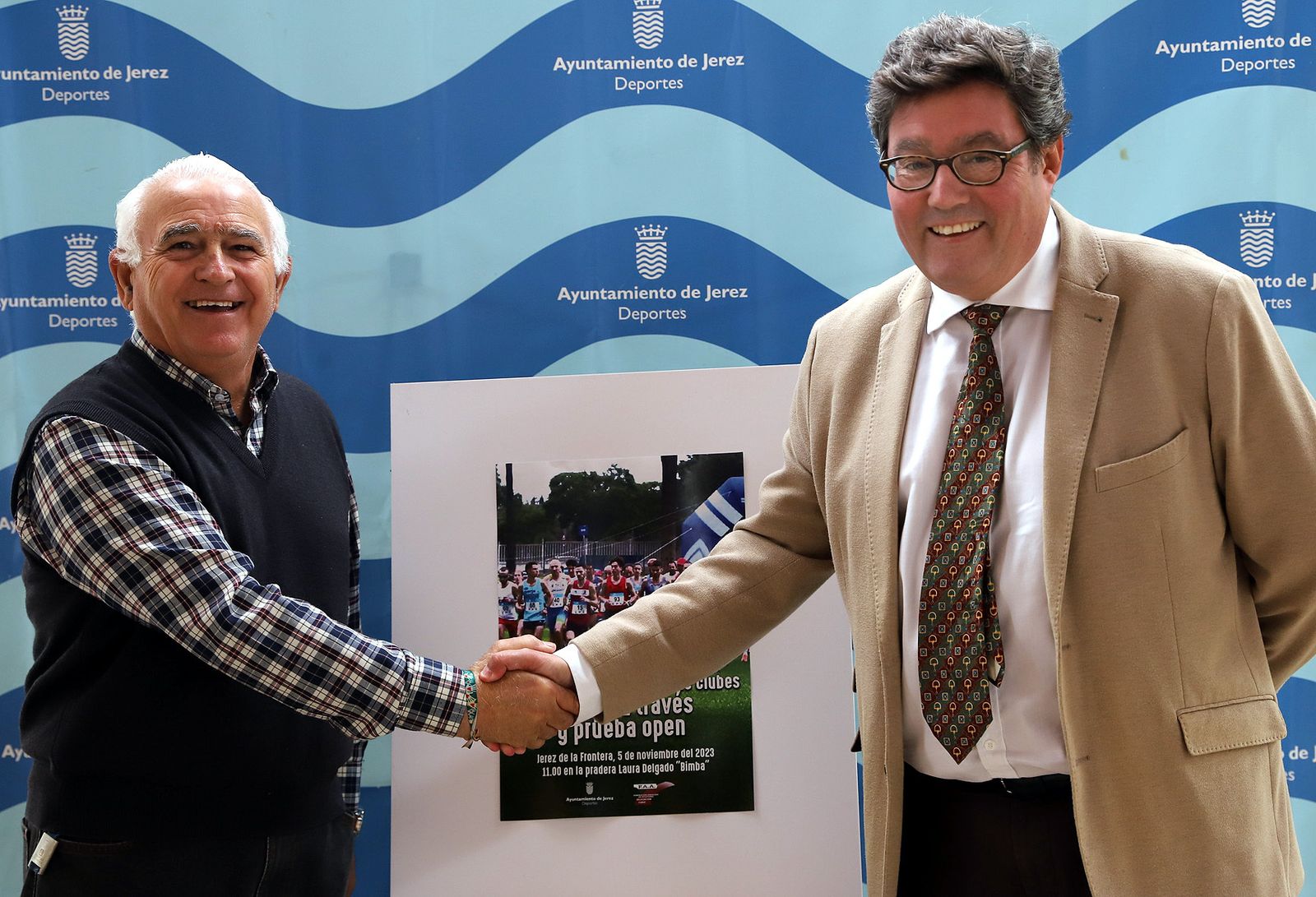 José Ángel Aparicio, delegado de Deportes, y Juan Fernández, delegado provincial de la Andaluza de Atletismo.