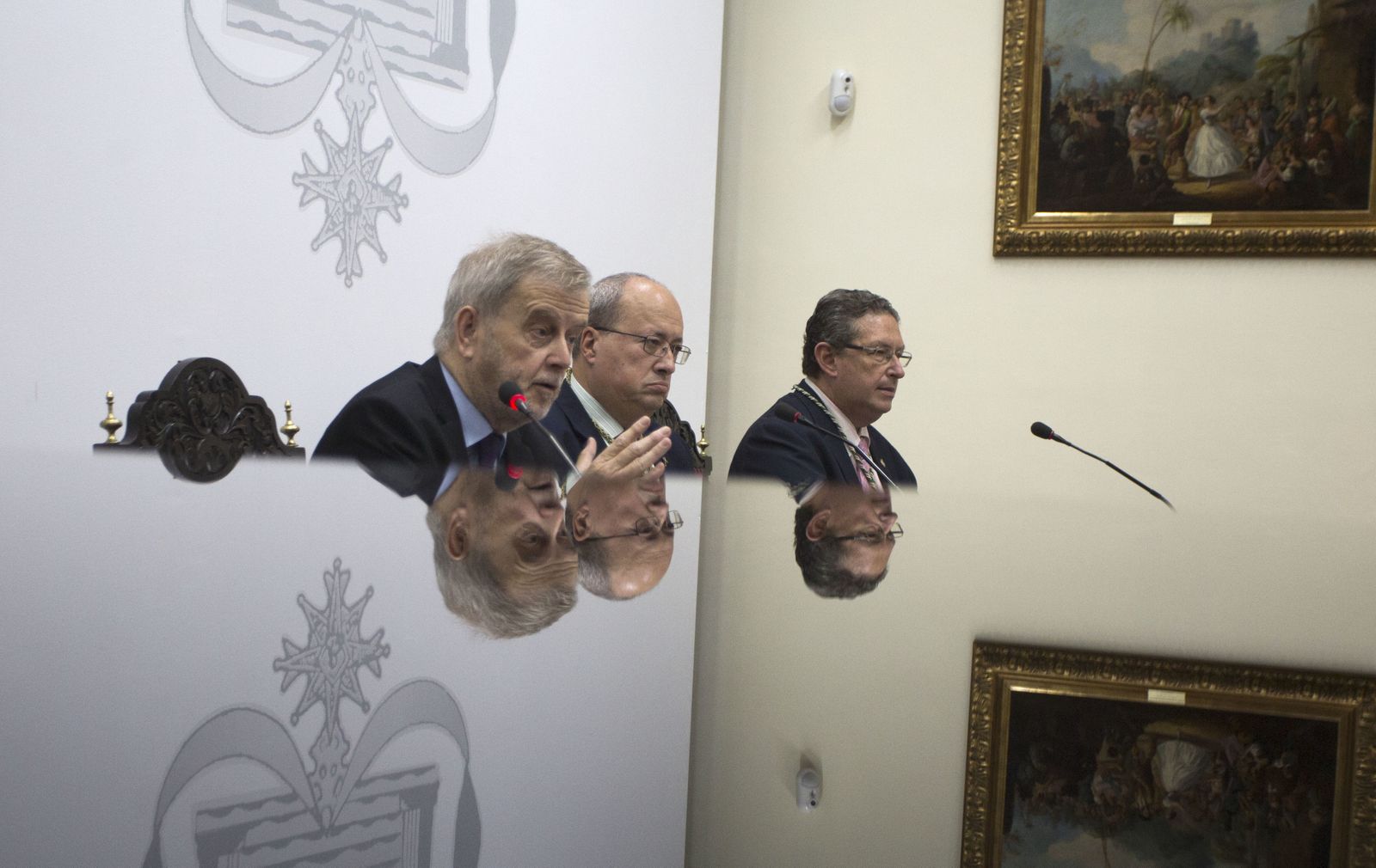 Manuel Ravina, junto a Fernando de Artacho y Miguel Cruz Giráldez, en el Ateneo.