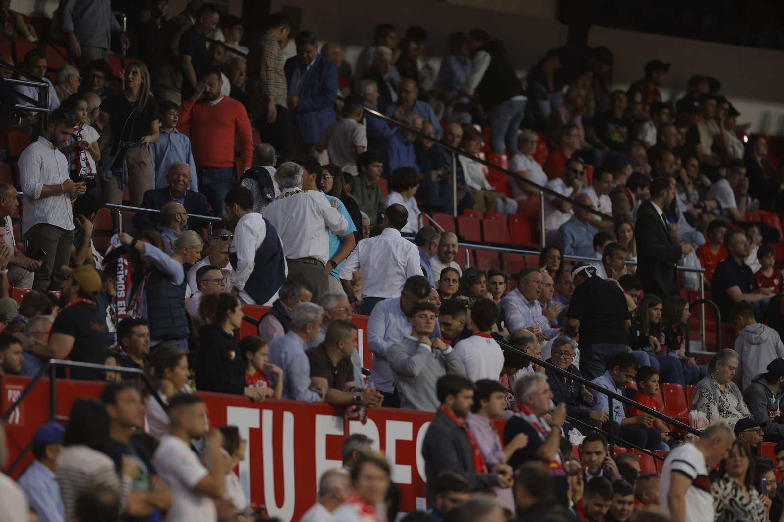 Búscate en las fotos del Sevilla-Celta