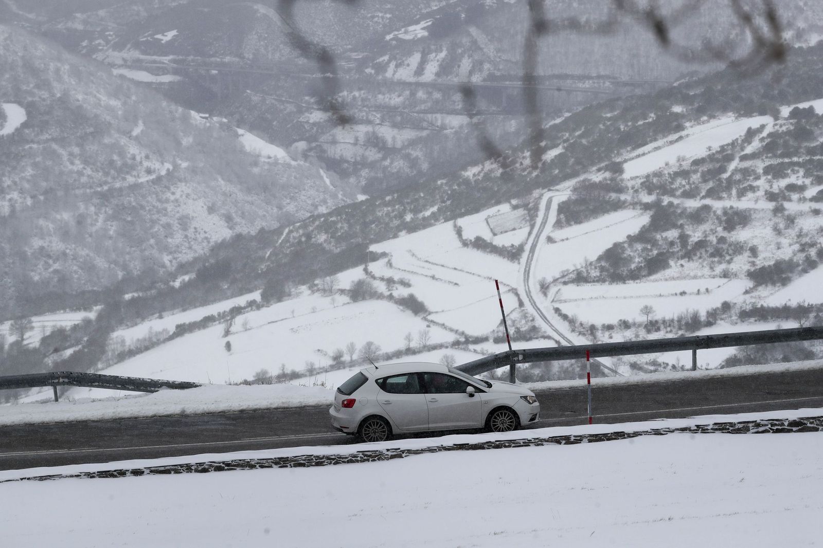 La nieve tiñe de blanco en norte de España