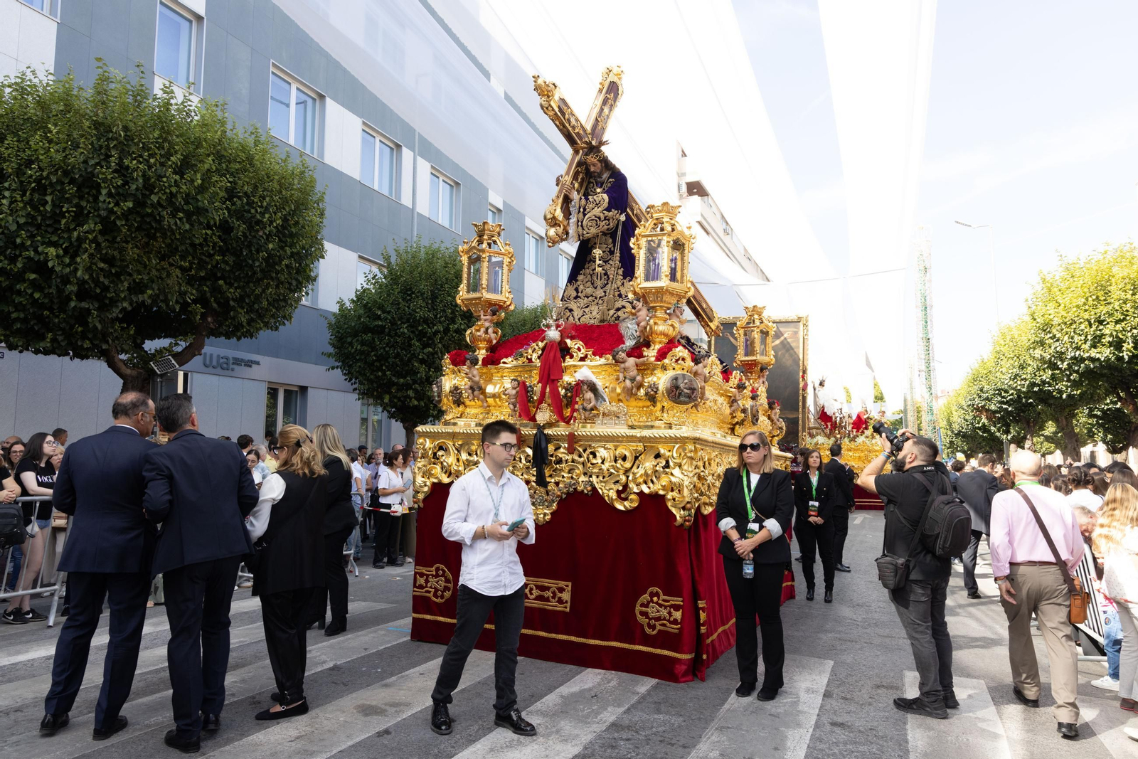 Un Jaén repleto de fieles acompañan los traslados de las veinte imágenes de la Magna (II)