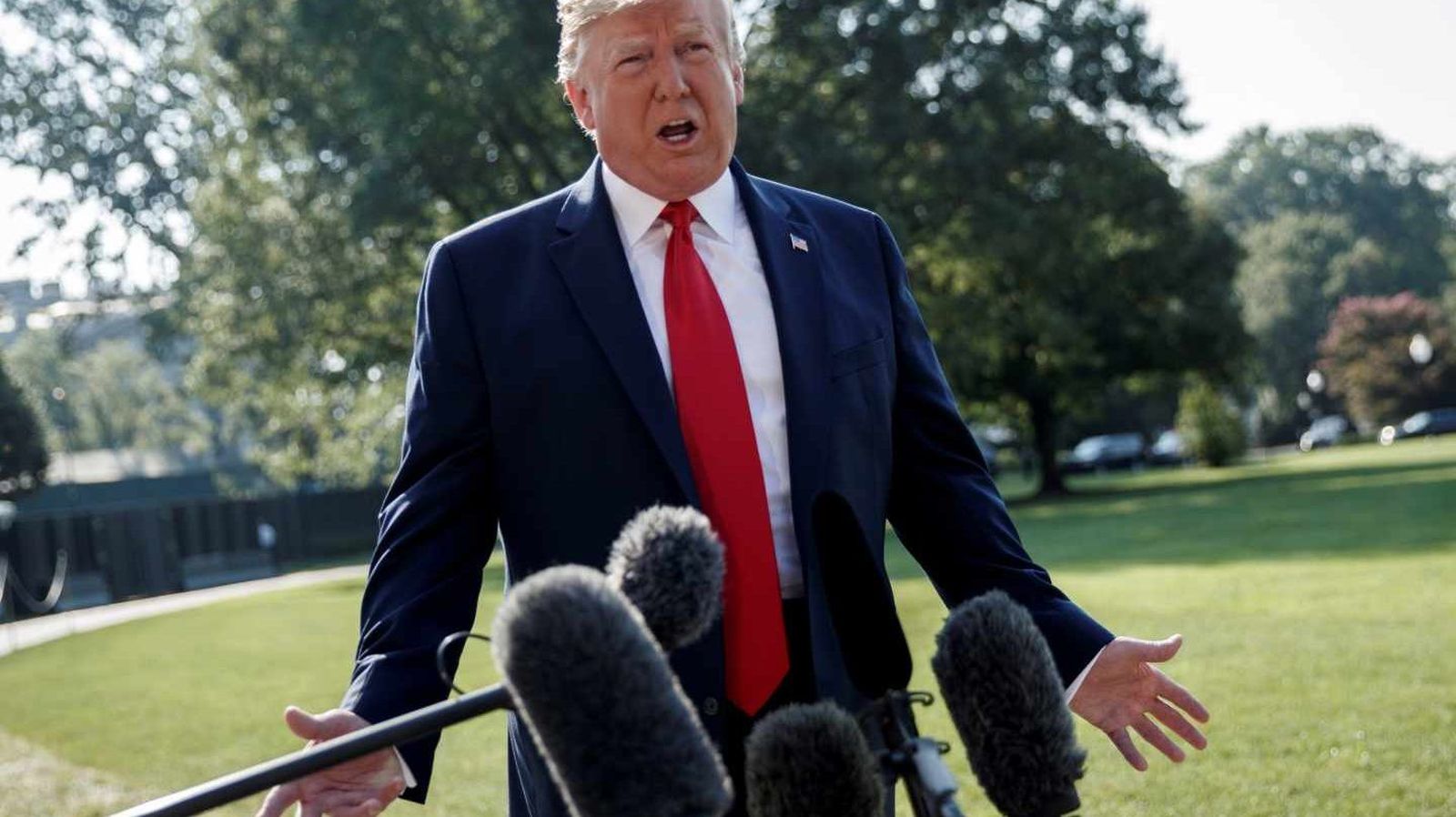Donald Trump, frente a los micrófonos de los periodistas en los jardines de la Casa Blanca.
