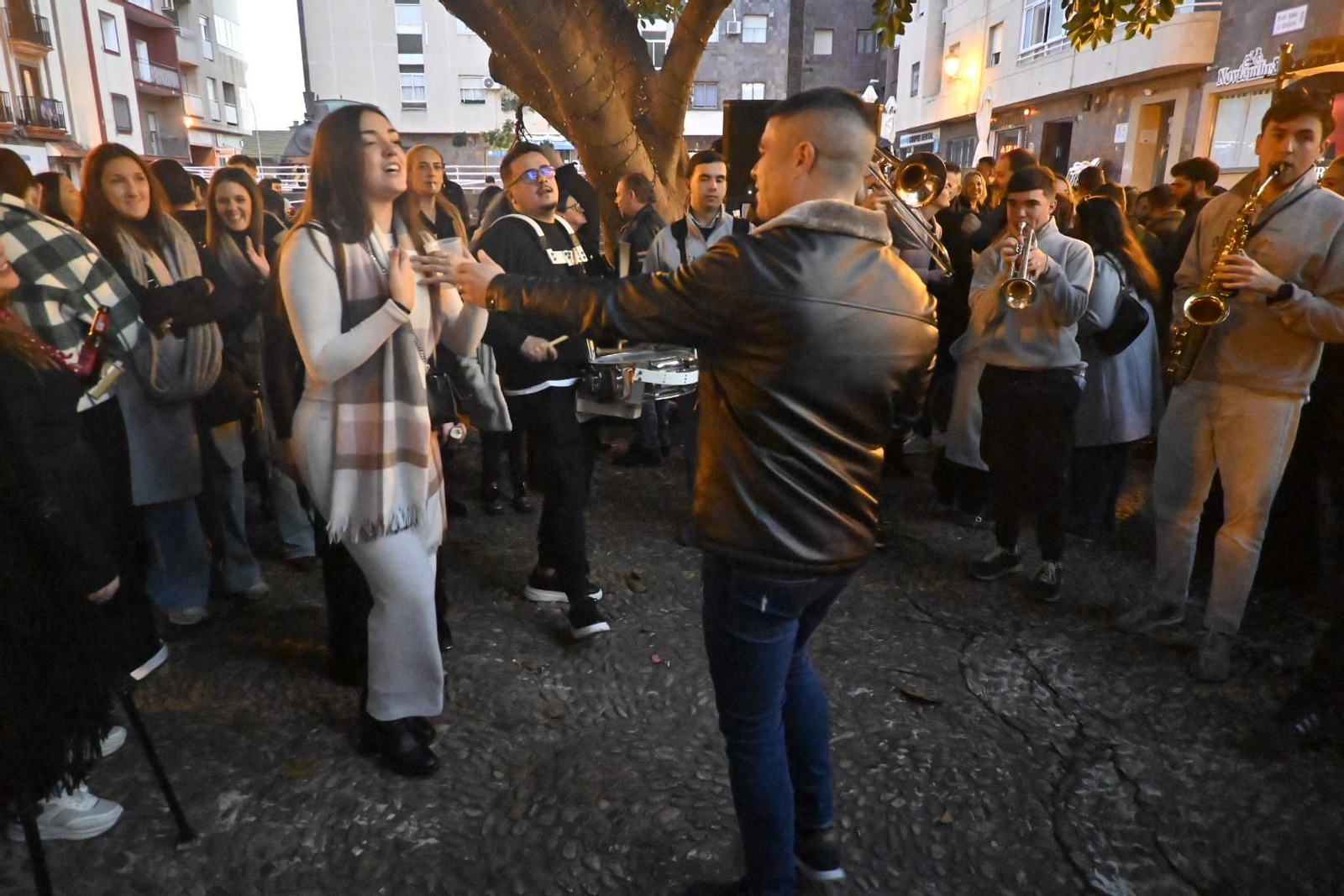 Las imágenes de la Zambomba de la Hermandad de la Esperanza en la Plaza Niña