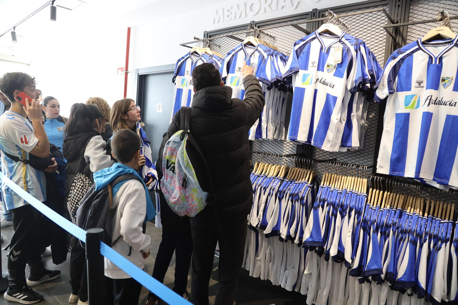 Alto ritmo de ventas en la tienda del Málaga CF por la camiseta retro: "La necesito"