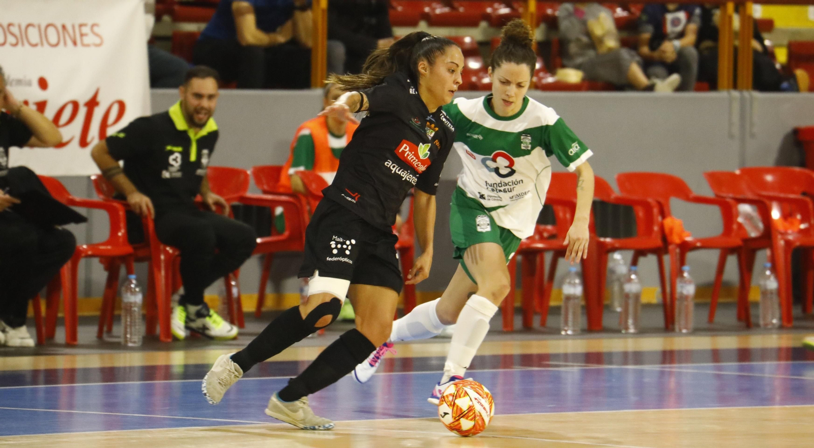 Andrea Pegue presiona a una jugadora del Guadalcacín.