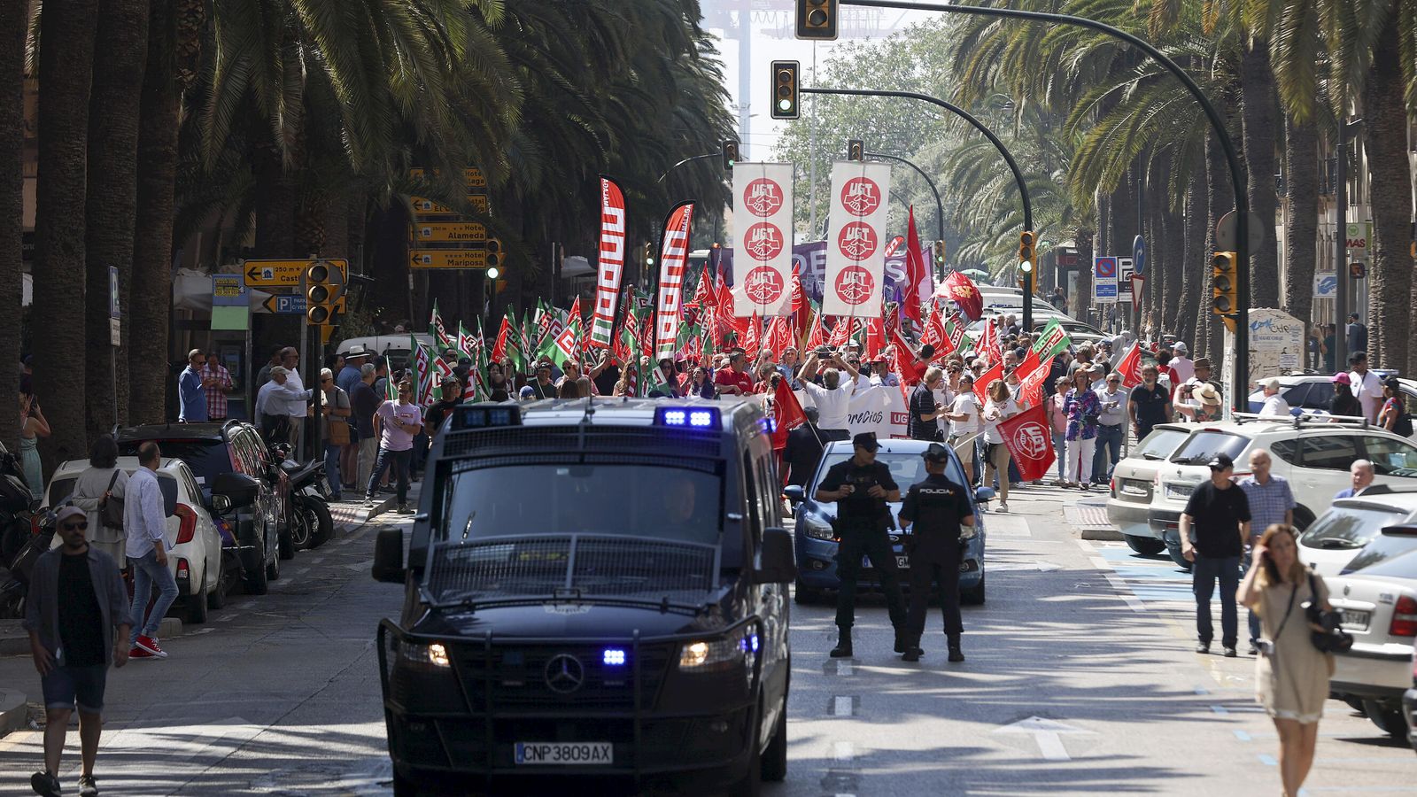 La manifestación, instantes después de su salida, por la Alameda de Colón.