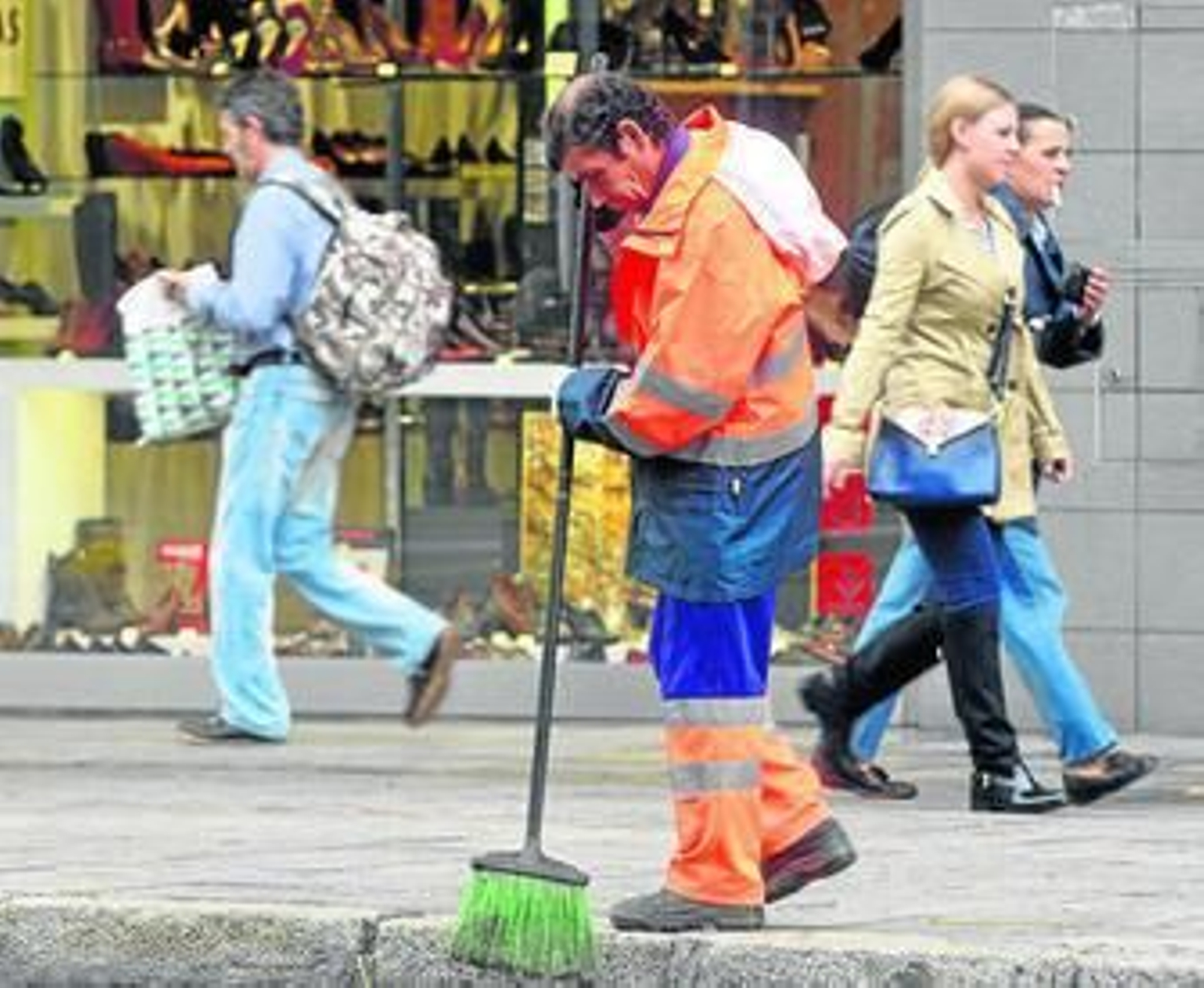Un operario de Lipasam barre en una calle del centro.