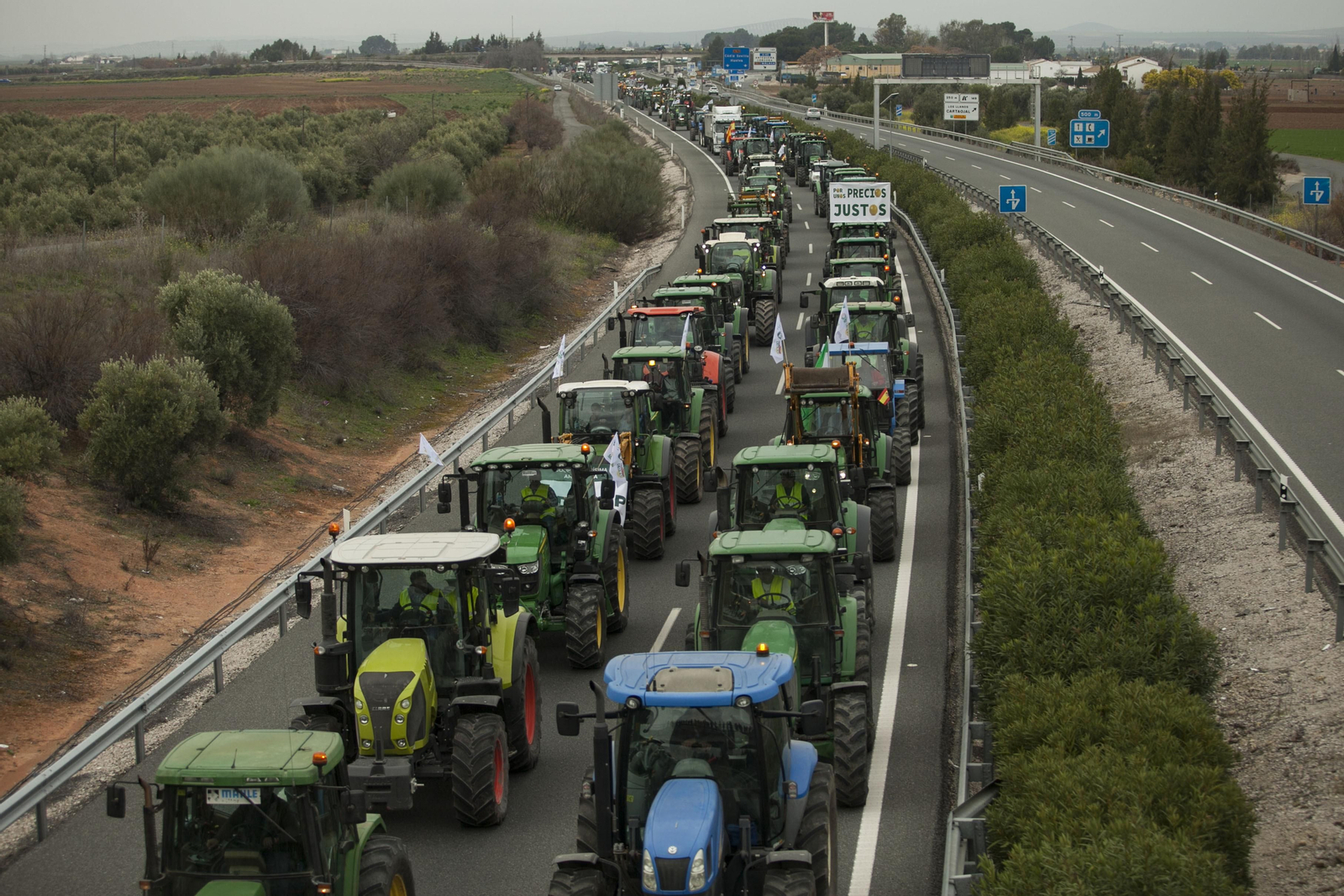 Las fotos de los tractores que han cortado las carreteras en Antequera
