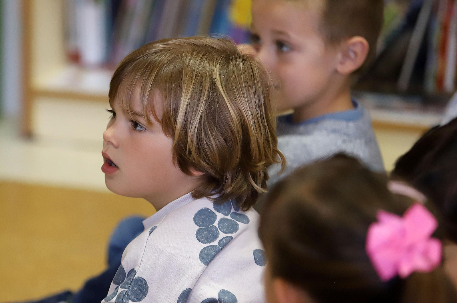 Imágenes de los alumnos de infantil de El Puntal haciendo de periodistas