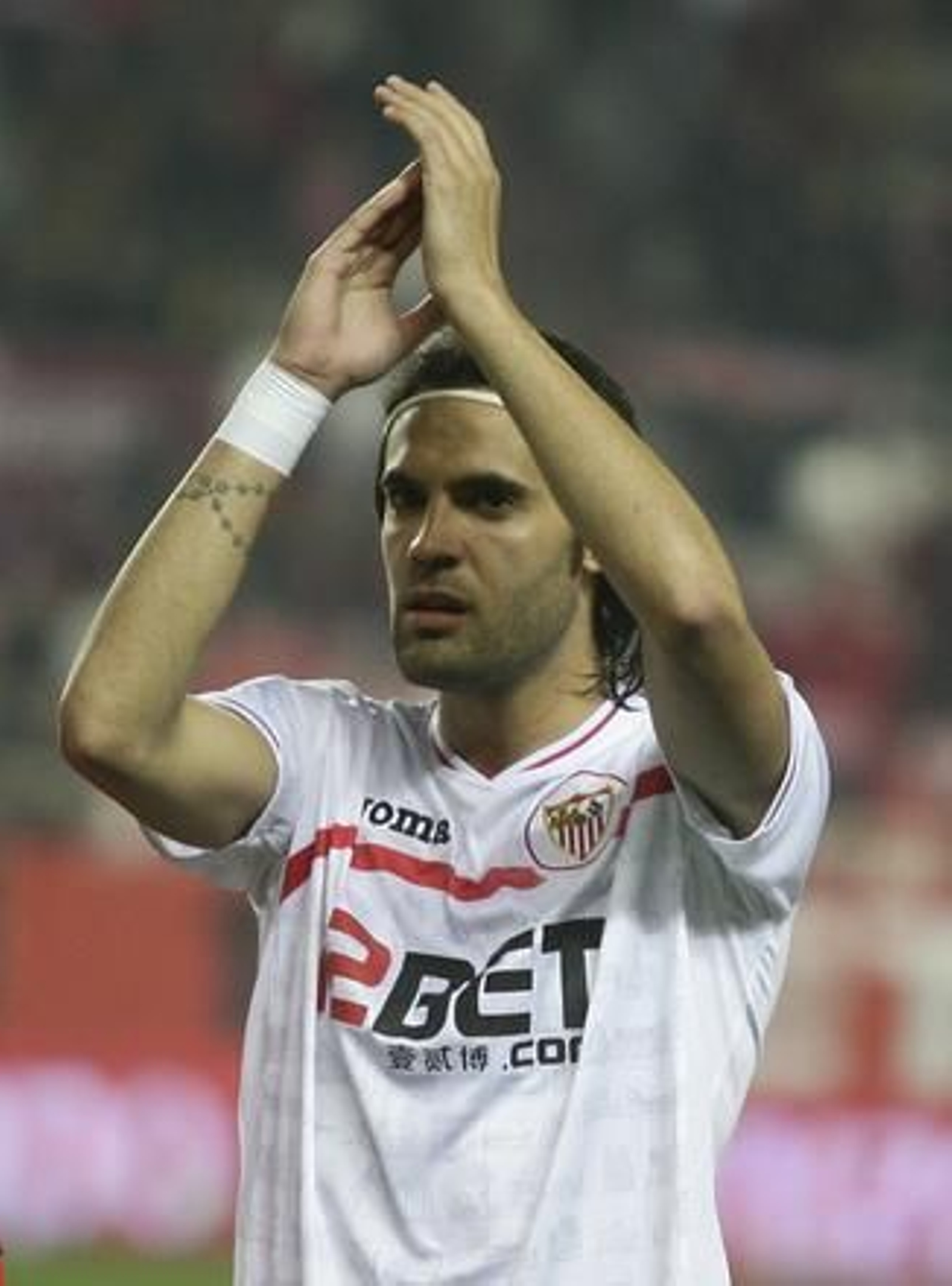 Sergio Sánchez aplaude a la grada, que lo ovacionó en el descanso en su vuelta a los terrenos de juego. / Antonio Pizarro