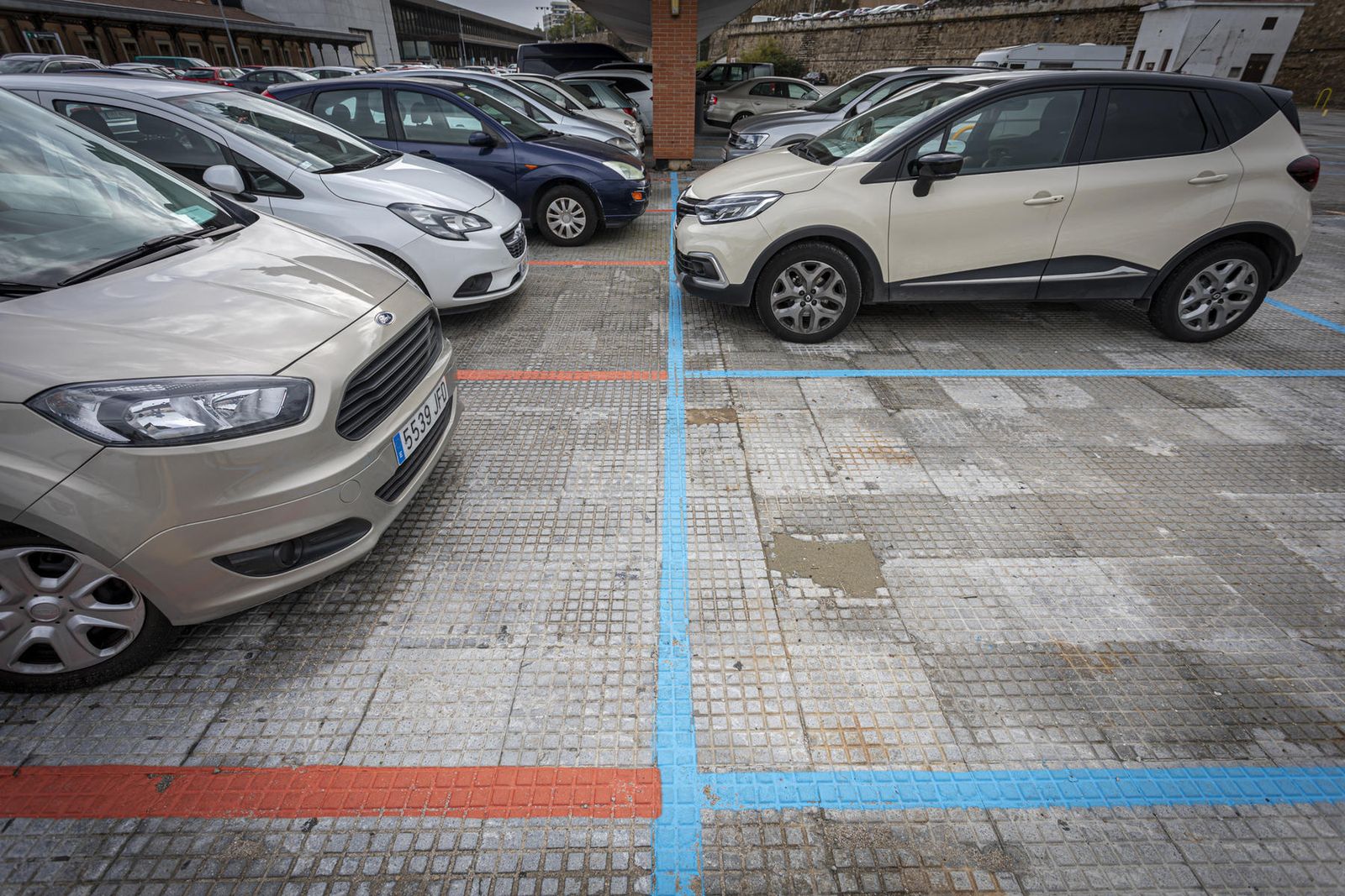 Zona de aparcamiento controlado en la estación.