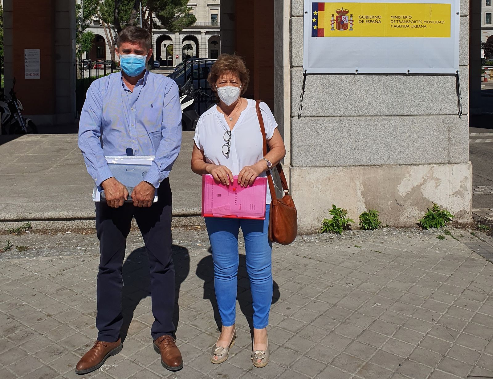 Ramón Hernández y María Sierra Luque, ante el Ministerio de Fomento.