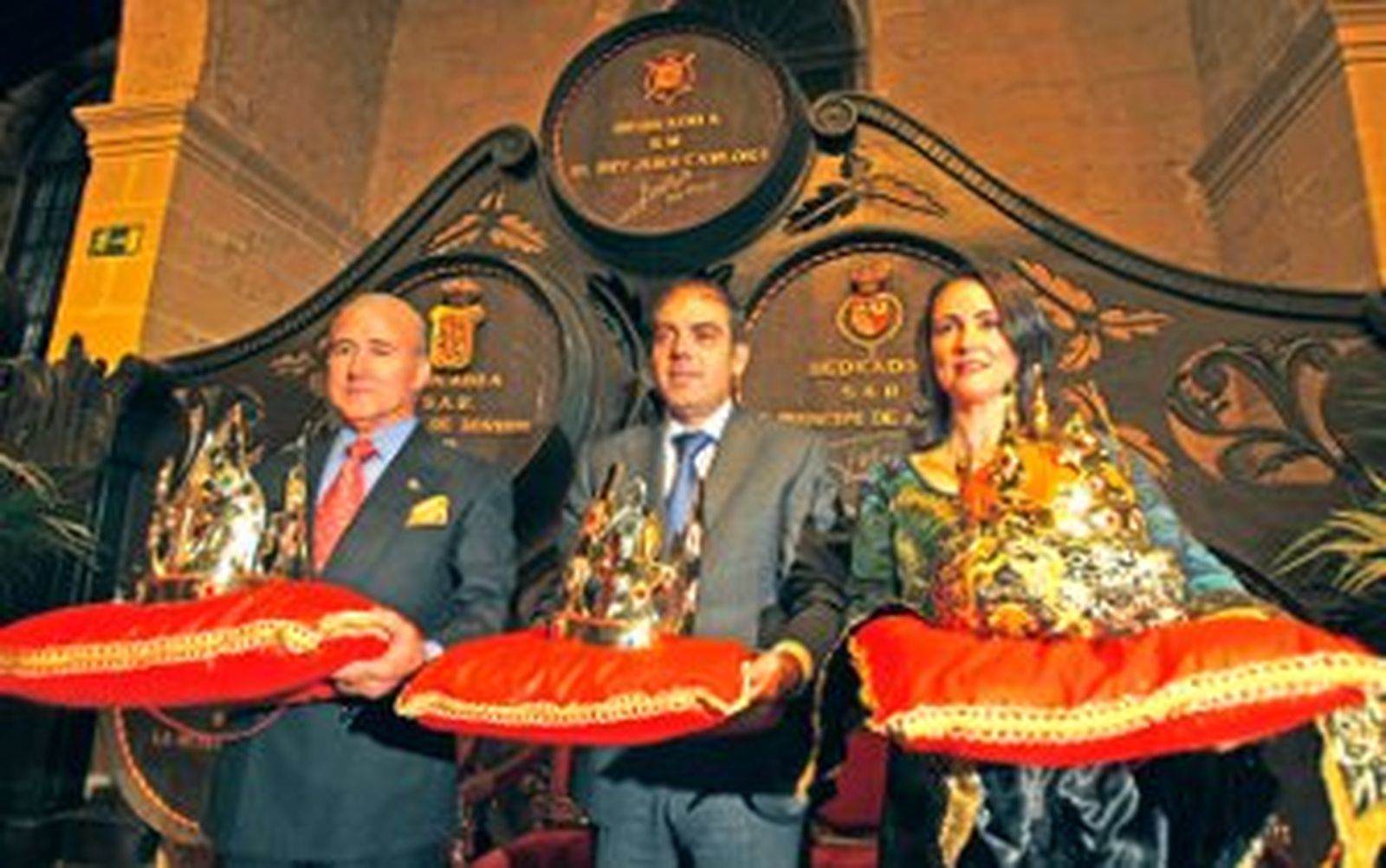 Los Reyes Magos recogen sus coronas