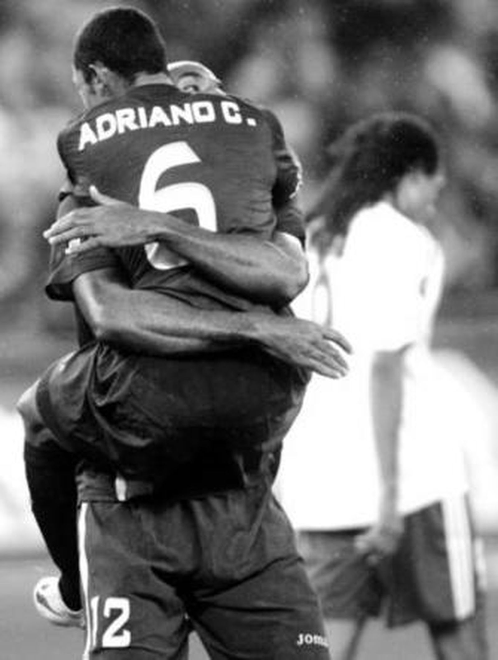 Adriano, el asistente, y Kanoute, el ejecutor, se abrazan.