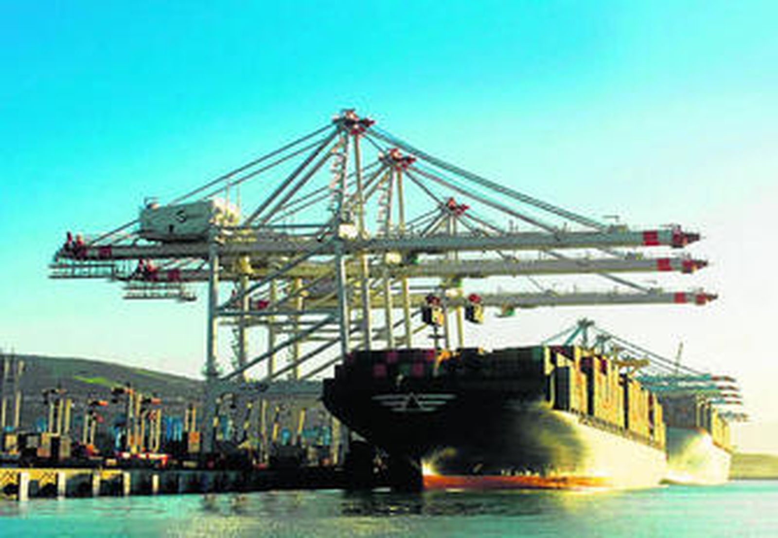 Un portacontenedores trabaja en Eurogate Tánger, en una imagen de archivo.