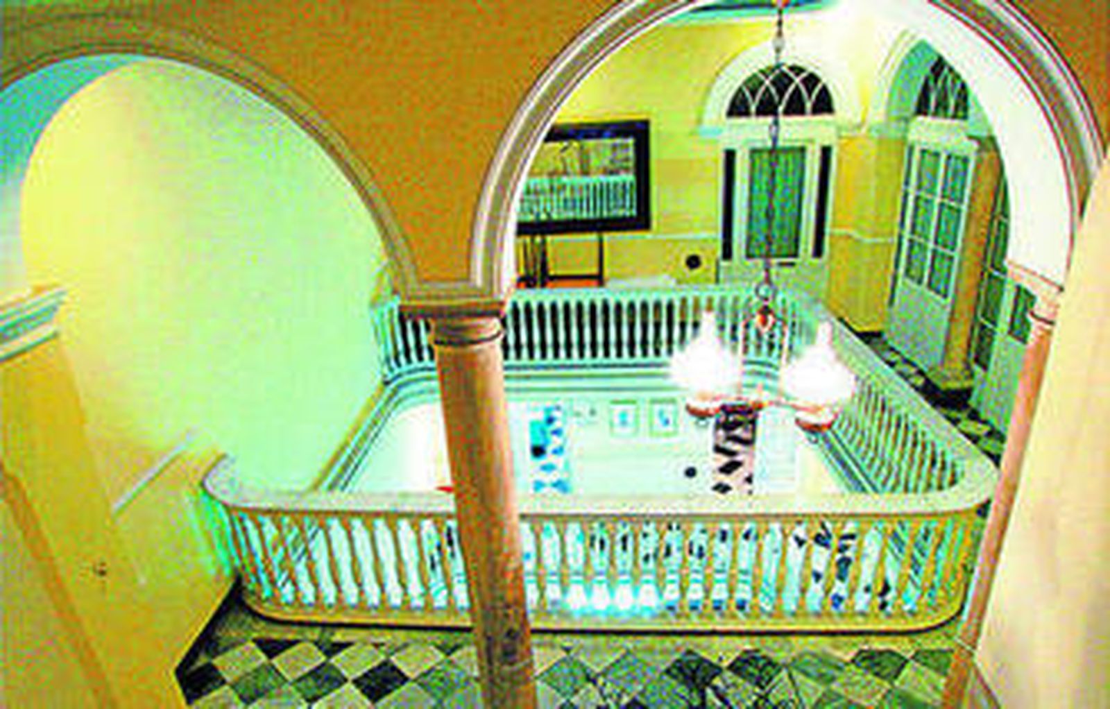 Imagen del interior del Casino Militar, edificio por el que Defensa está negociando actualmente una posible operación de venta.