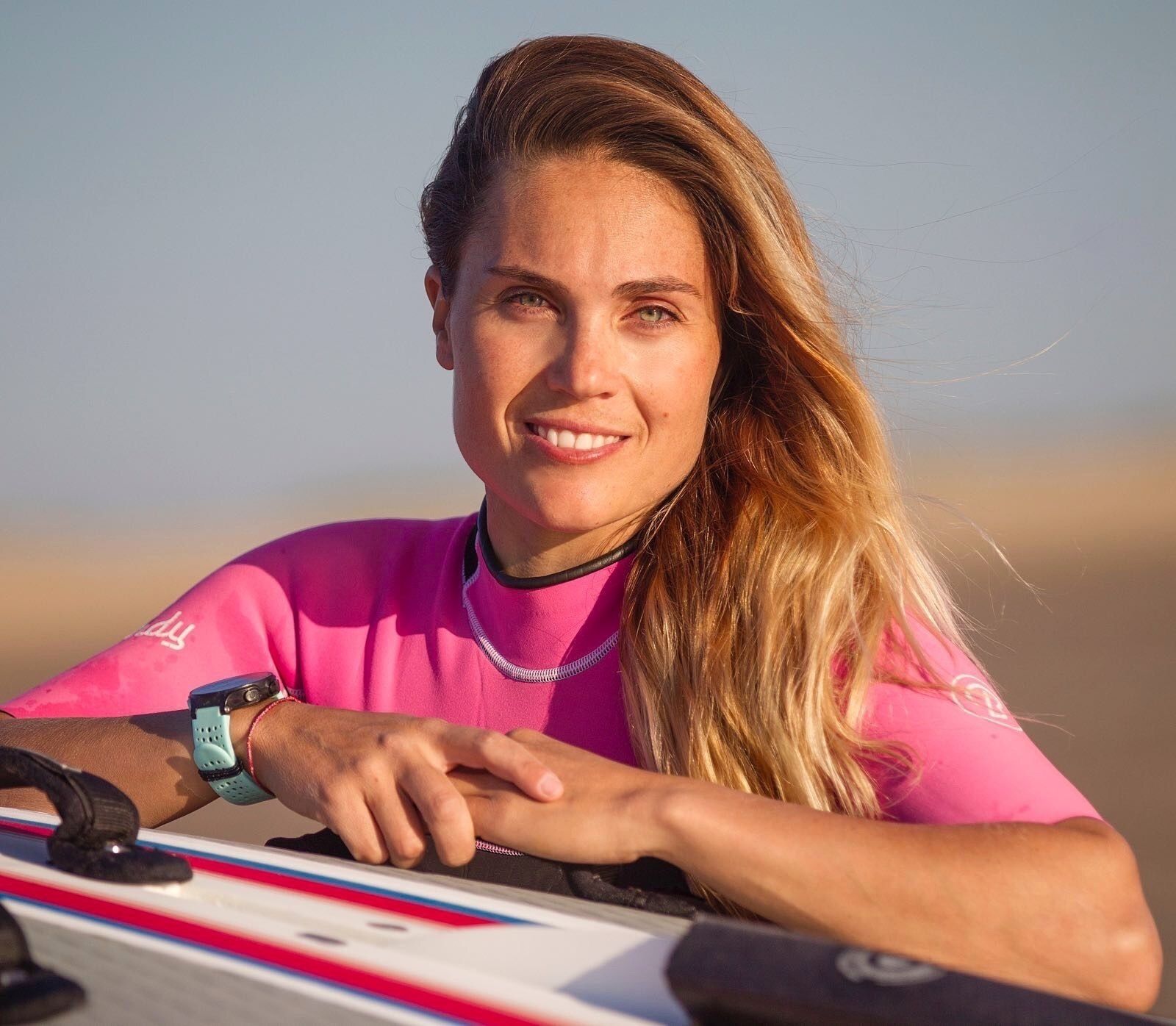 La sevillana Blanca Manchón posa sobre su tabla de windsurf.
