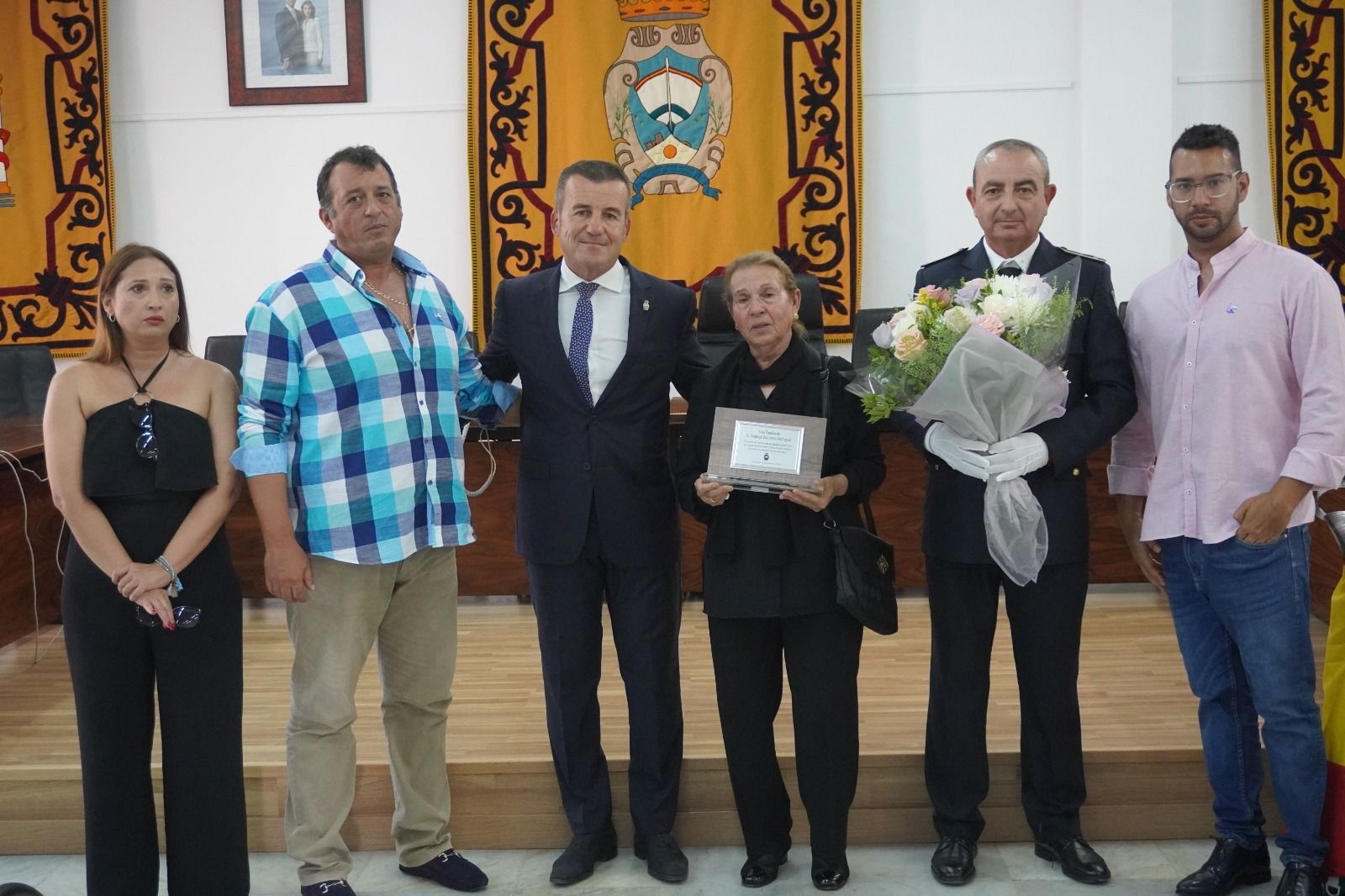 241002 El alcalde con la familia de Domingo Contreras tras el homenaje.