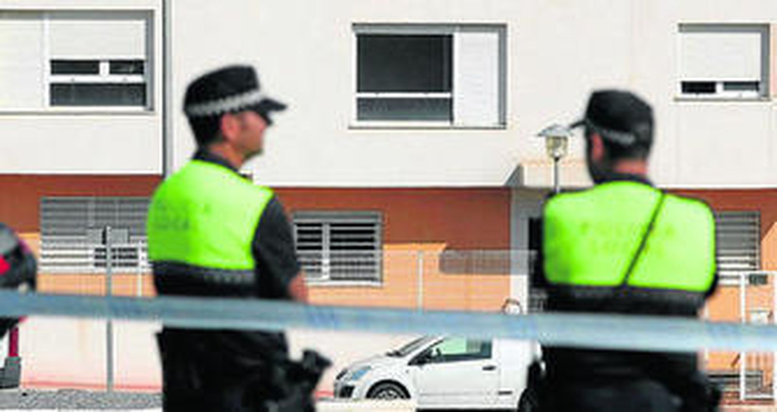 La Policía acordona el lugar donde apareció el cadáver, en Villablanca.