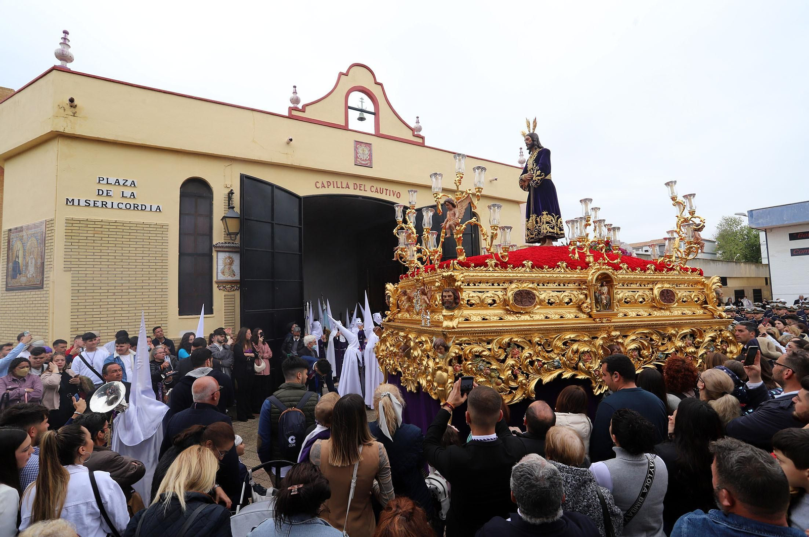 Imágenes de la procesión del Cautivo  bajo la lluvia en Huelva