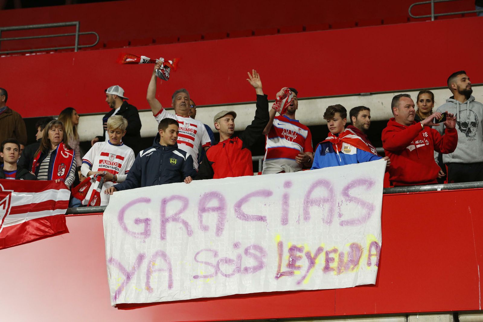 Fotos: la afición 'bendice' al Granada CF en Los Cármenes antes del partido de Copa