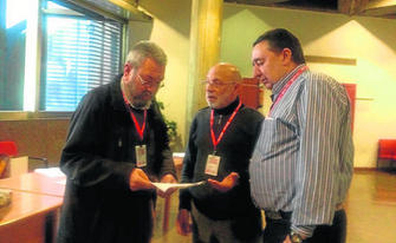 Porras Naranjo entrega un escrito a Méndez, ayer en Madrid.