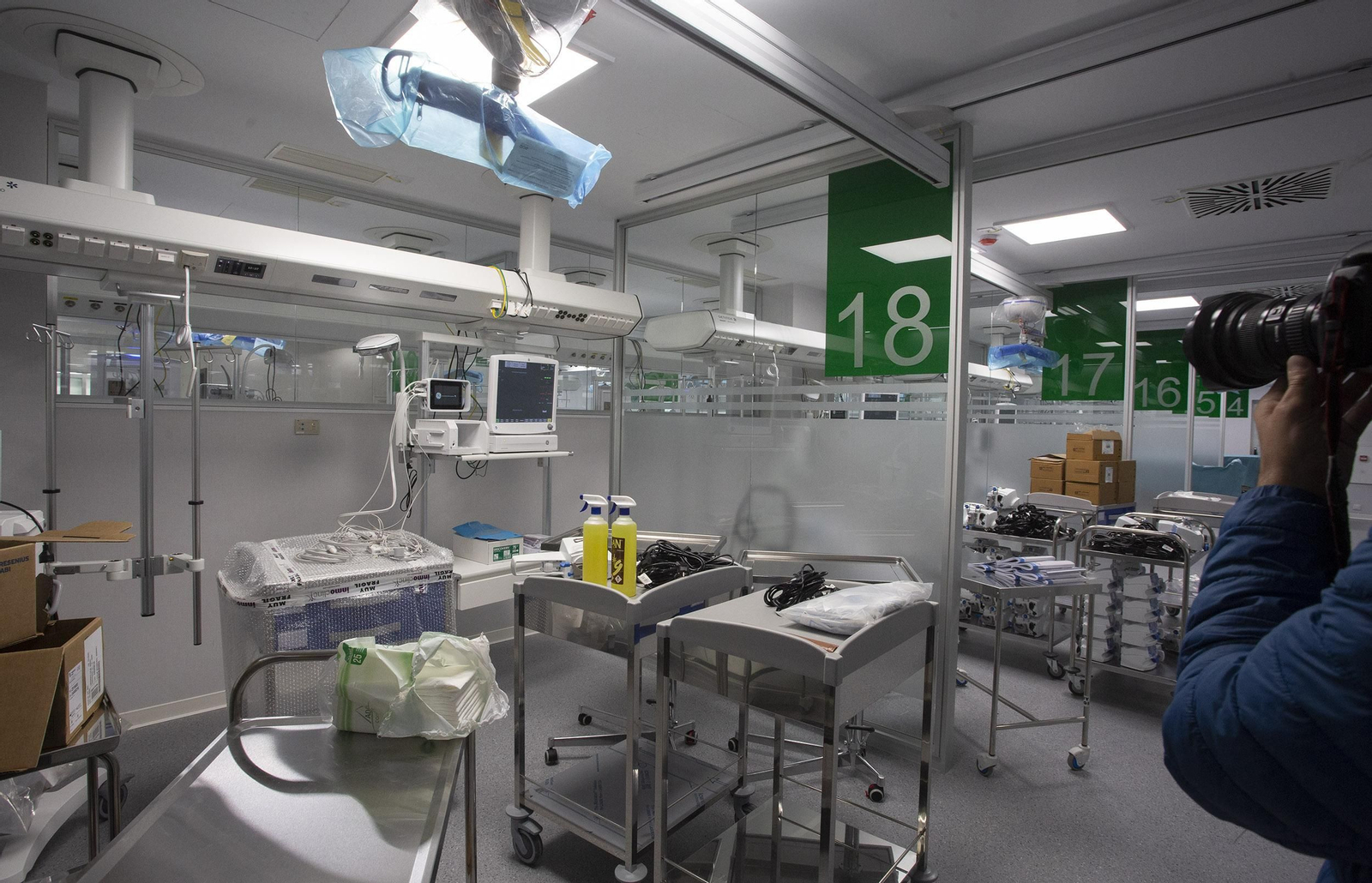 Las imágenes de la visita al interior del Hospital Militar de Sevilla