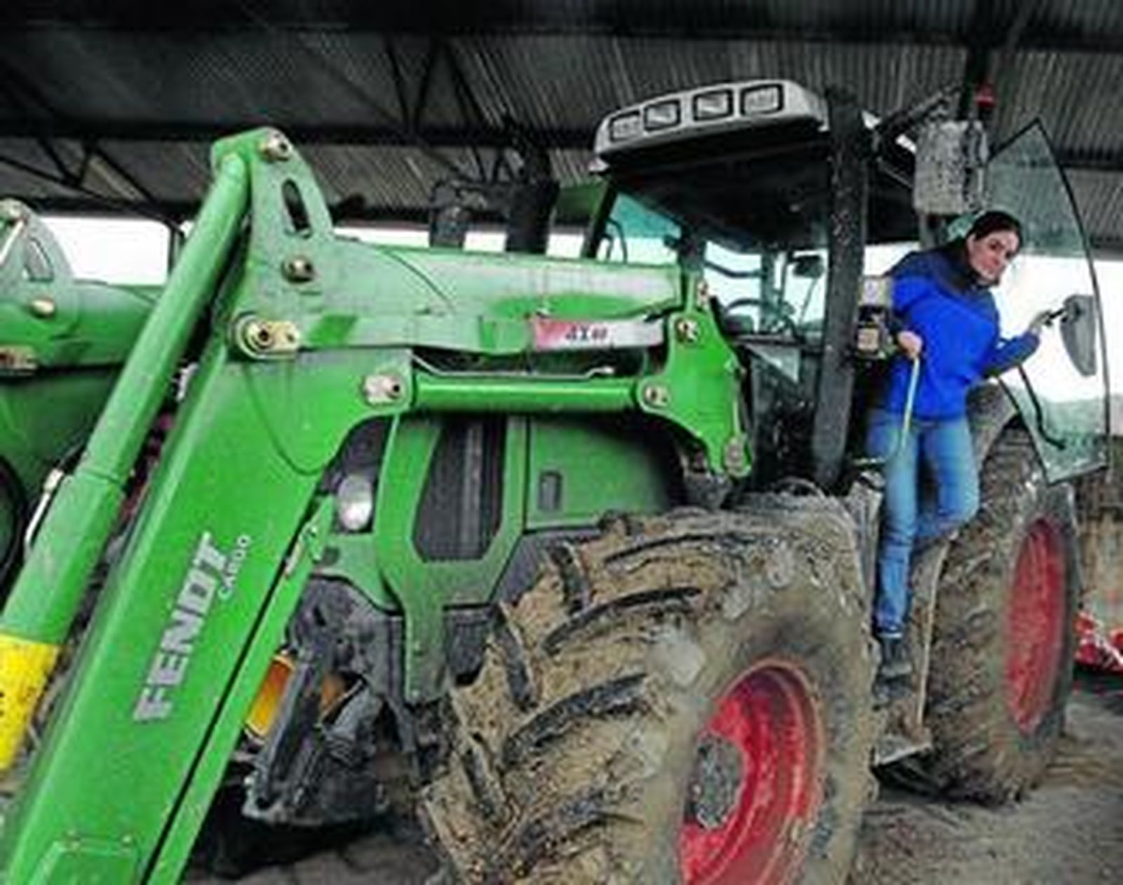 Una joven agricultura que regenta una explotación en Cuevas Bajas.