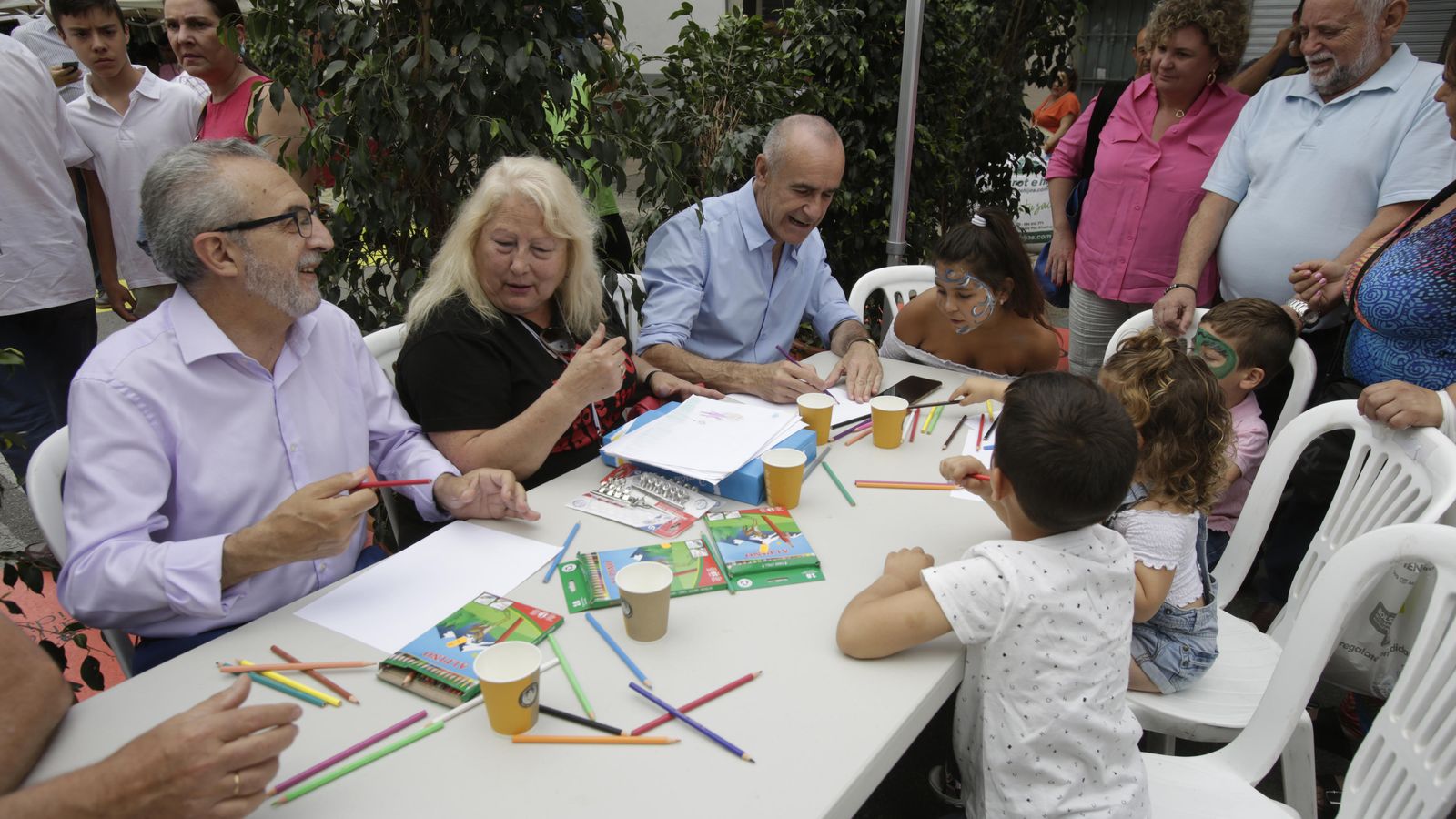 Muñoz y Flores durante una de las actividades durante su visita al barrio.