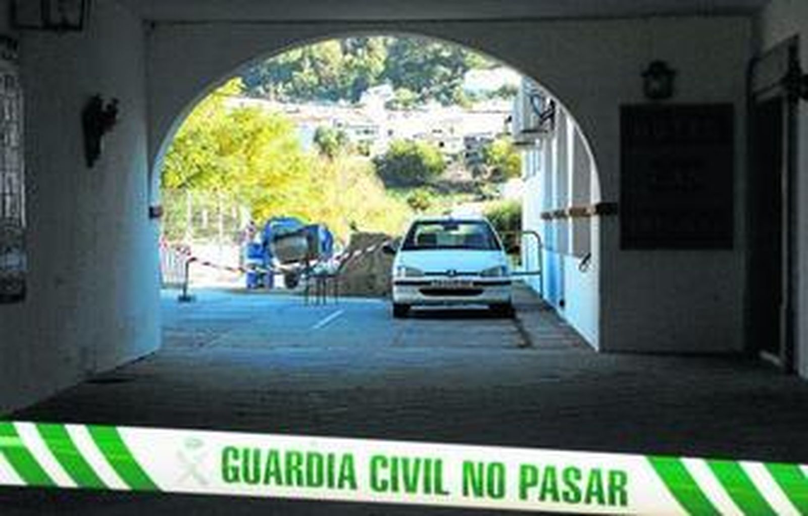 La Guardia Civil acordonó, ayer, el acceso de parte de las instalaciones del hotel tras el fatal accidente.