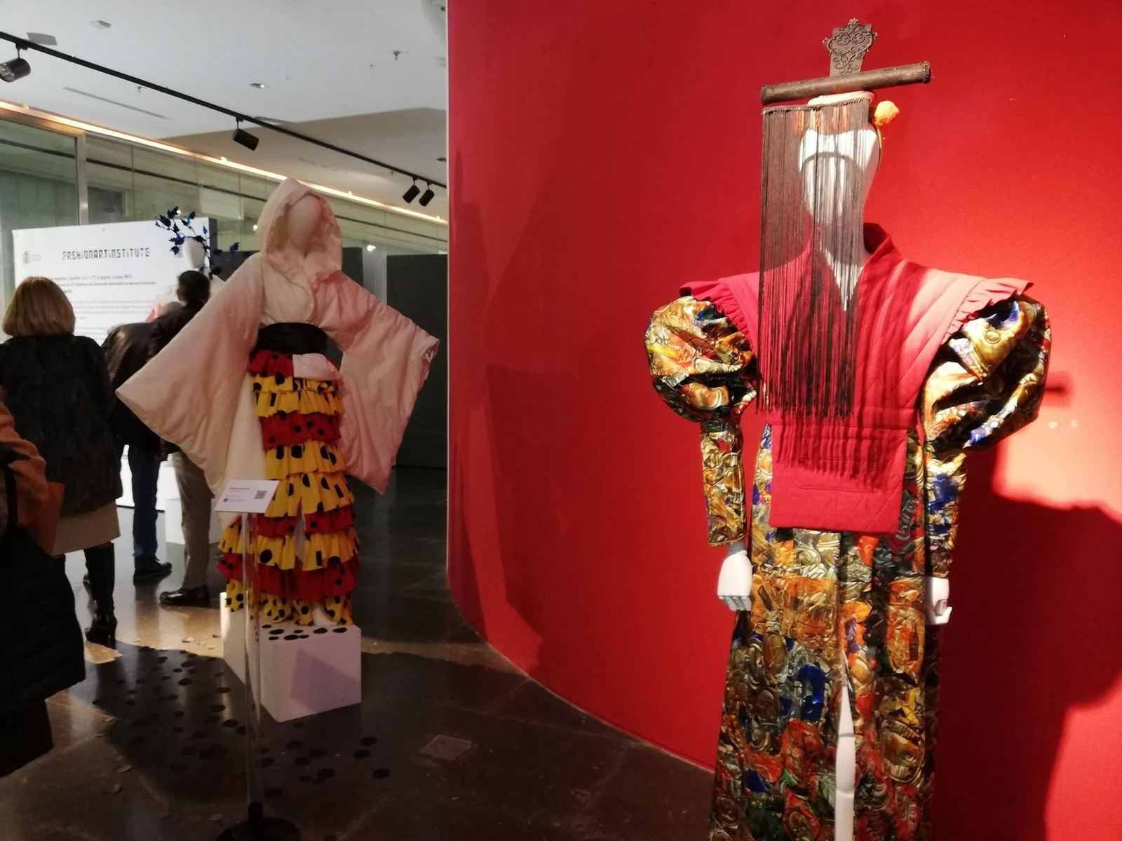 Las prendas han sido confeccionadas en talleres inclusivos por víctimas de la trata y cuentan con la intervención de 20 reconocidos artistas españoles y japoneses.