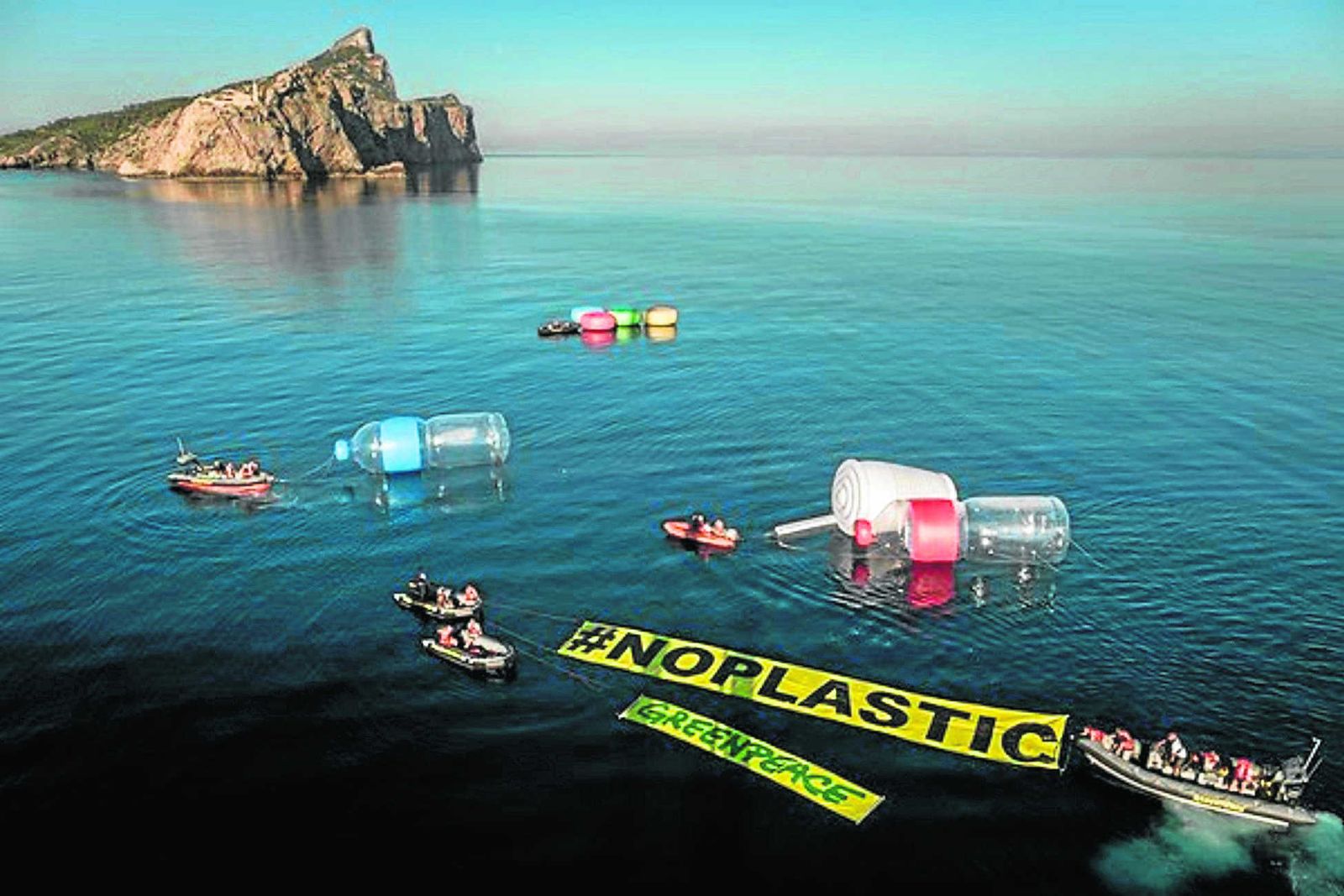 Simular basura gigante, a la vista de todos.