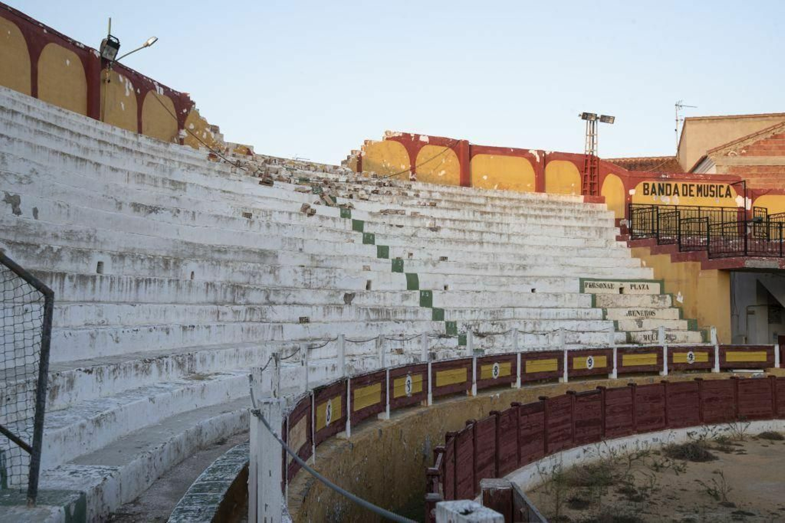 La plaza presenta un estado ruinoso en la actualidad.