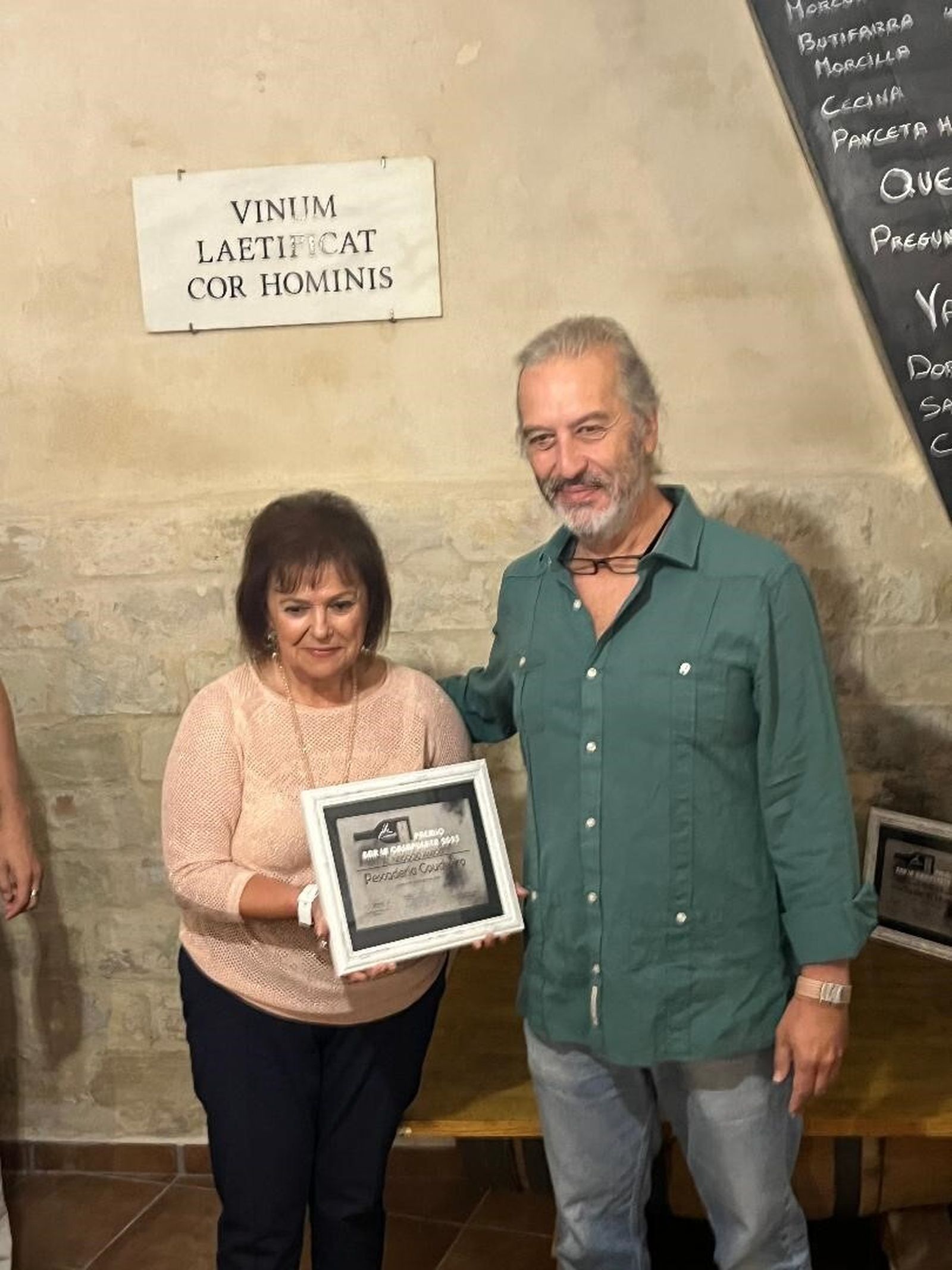 María Luisa Ucero entregando el premio ‘Negocio Amigo’ a Fernando de la Pescadería Coucheiro.
